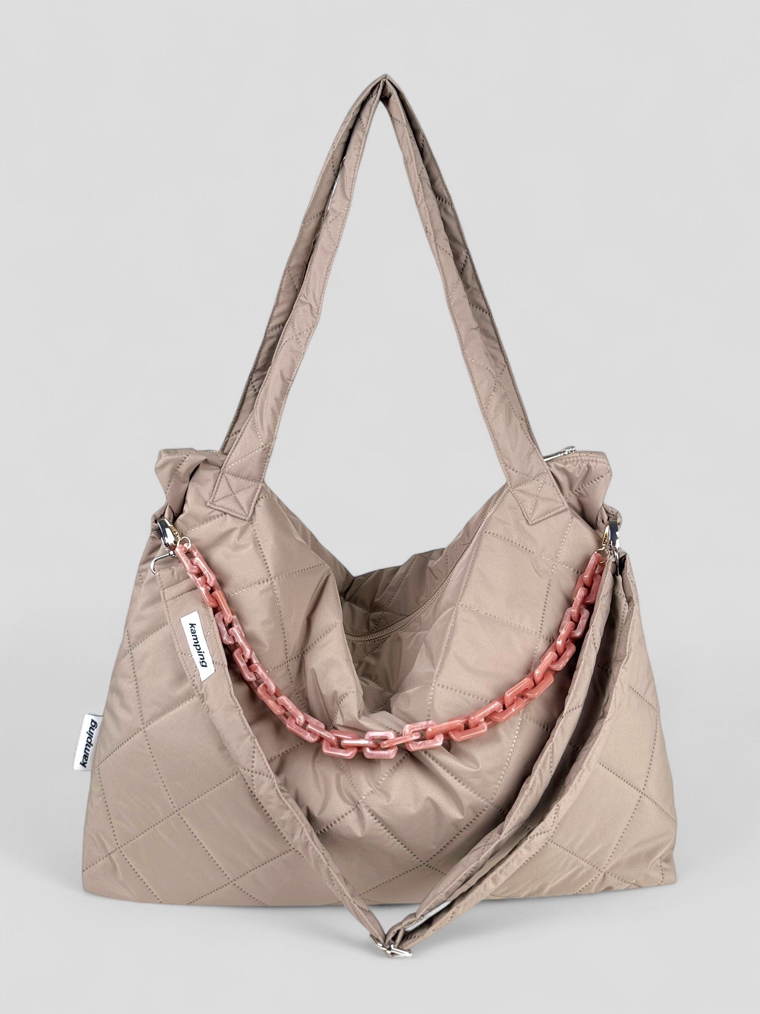 Kamping Studios Mom-Bag und Weekender in beige, Produktfoto Vorderansicht mit Schultergurt und rose Kette