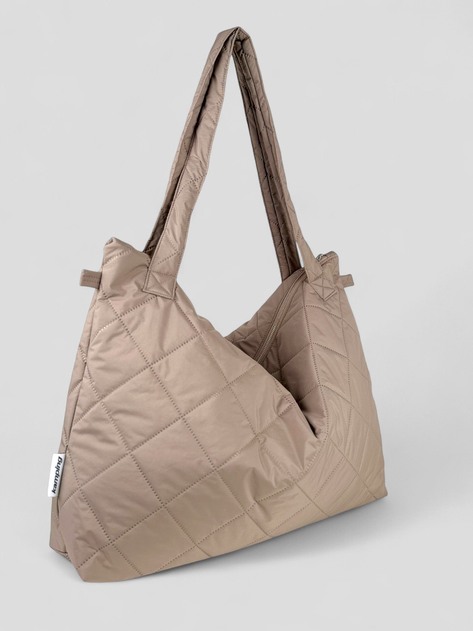 Kamping Studios Mom-Bag und Weekender in beige, Produktfoto Seitenansicht mit Schultergurt