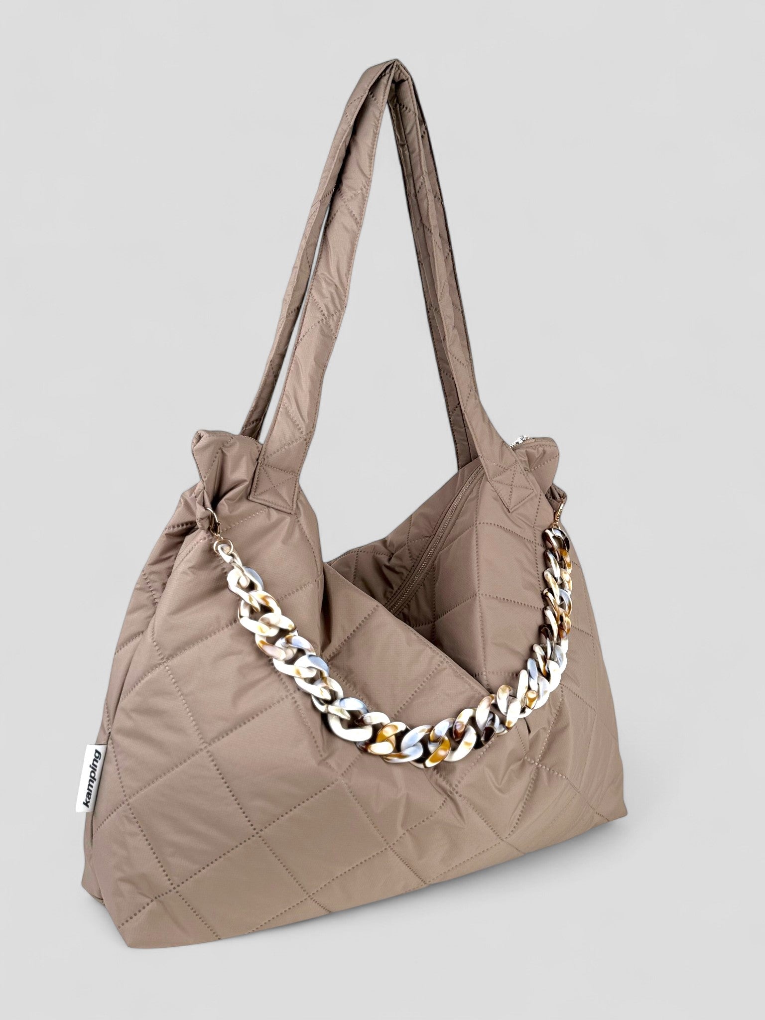 Kamping Studios Mom-Bag und Weekender in beige, Produktfoto Seitenansicht mit  Muschel-Kette