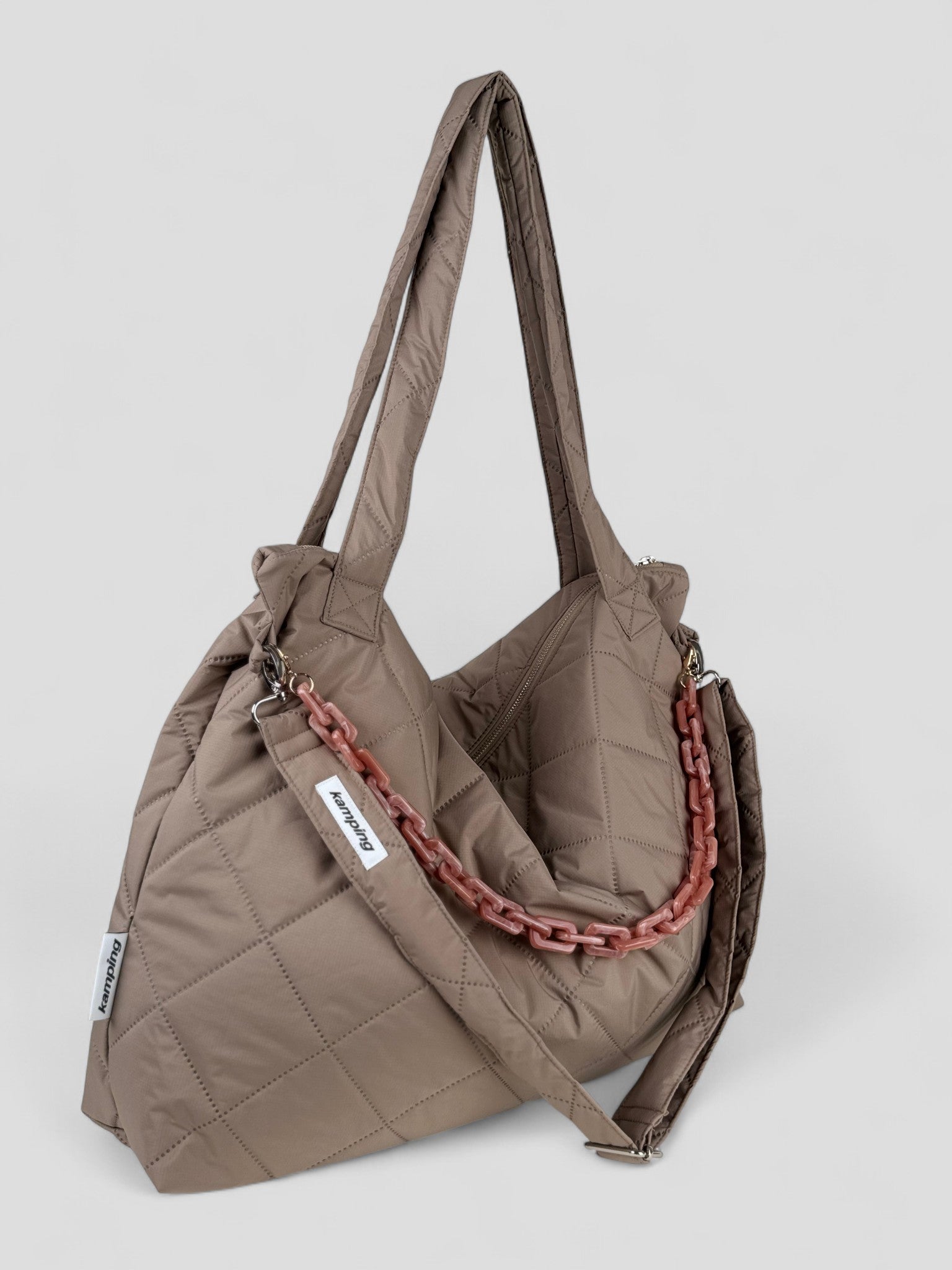 Kamping Studios Mom-Bag und Weekender in beige, Produktfoto Seitenansicht mit rosa Kette und Schultergurt