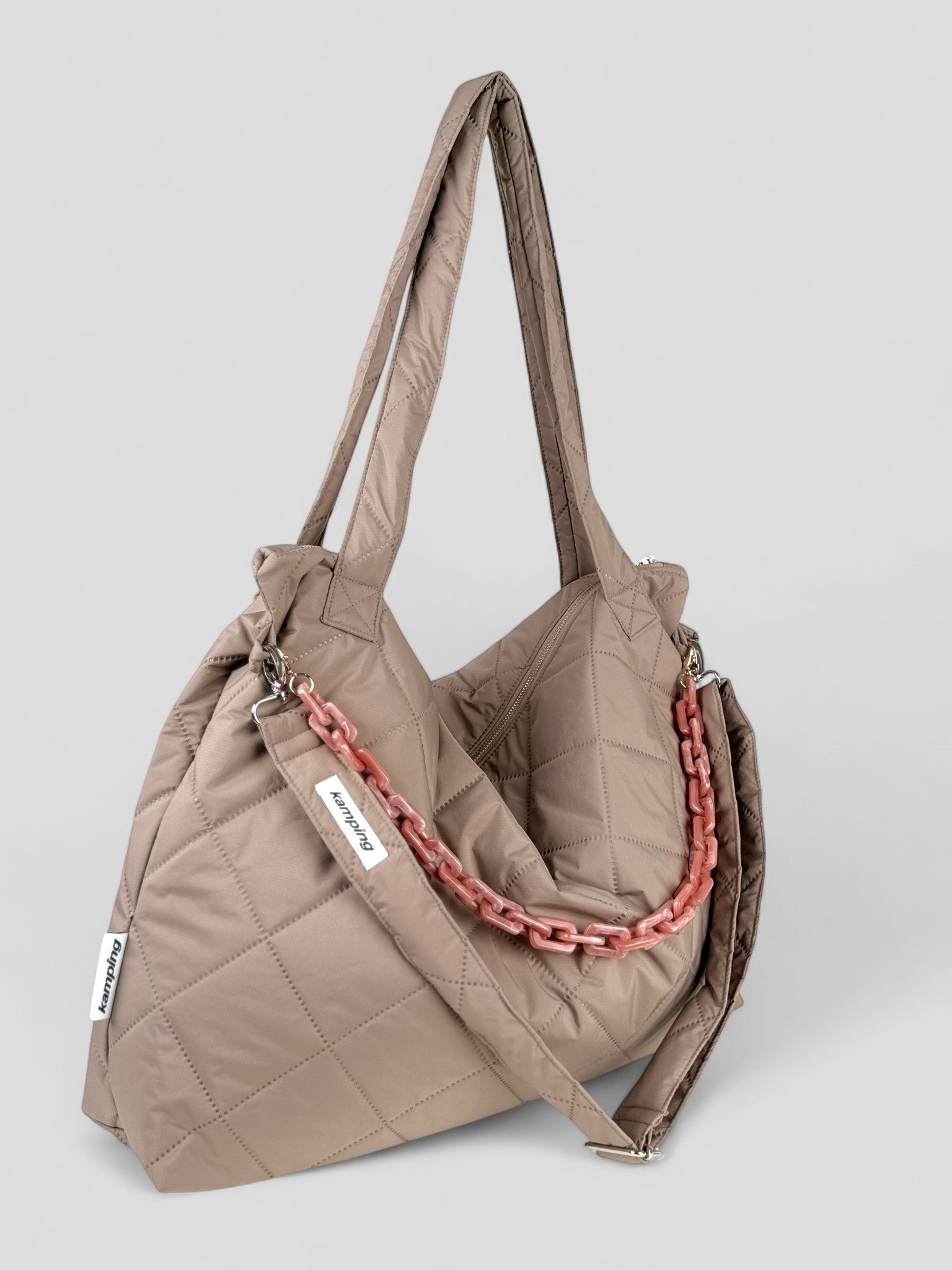 Kamping Studios Mom-Bag und Weekender in beige, Produktfoto Seitenansicht mit Schultergurt