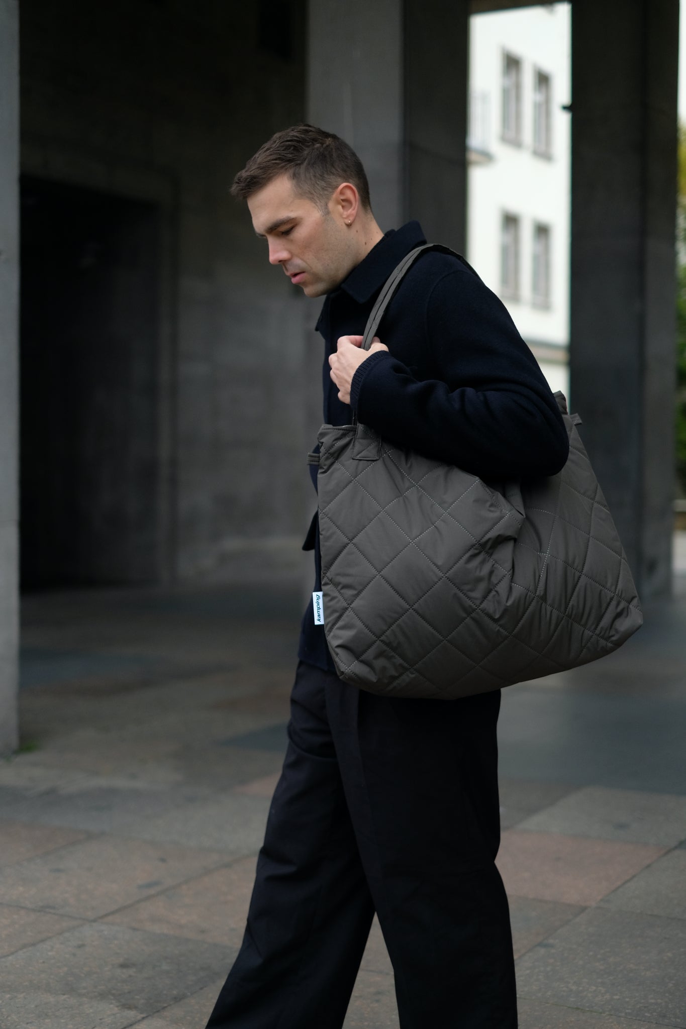 Kamping Studios Mom-Bag und Weekender olive-gruen, am Model