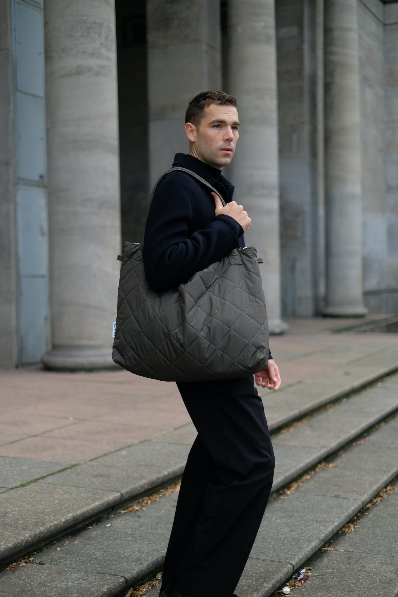 Kamping Studios Mom-Bag und Weekender olive-gruen, am Model 2
