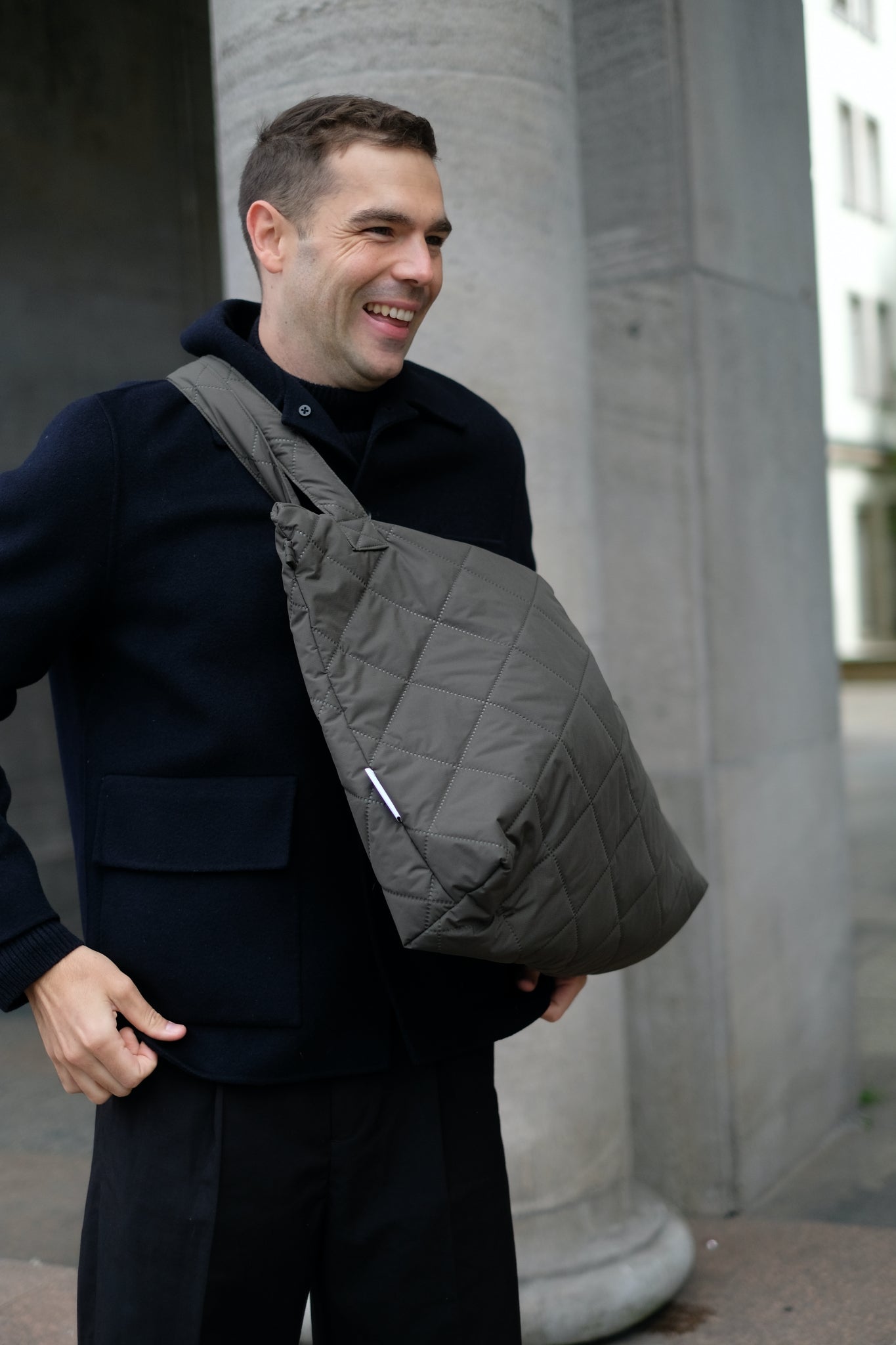 Kamping Studios Mom-Bag und Weekender olive-gruen, am Model, Crossbody