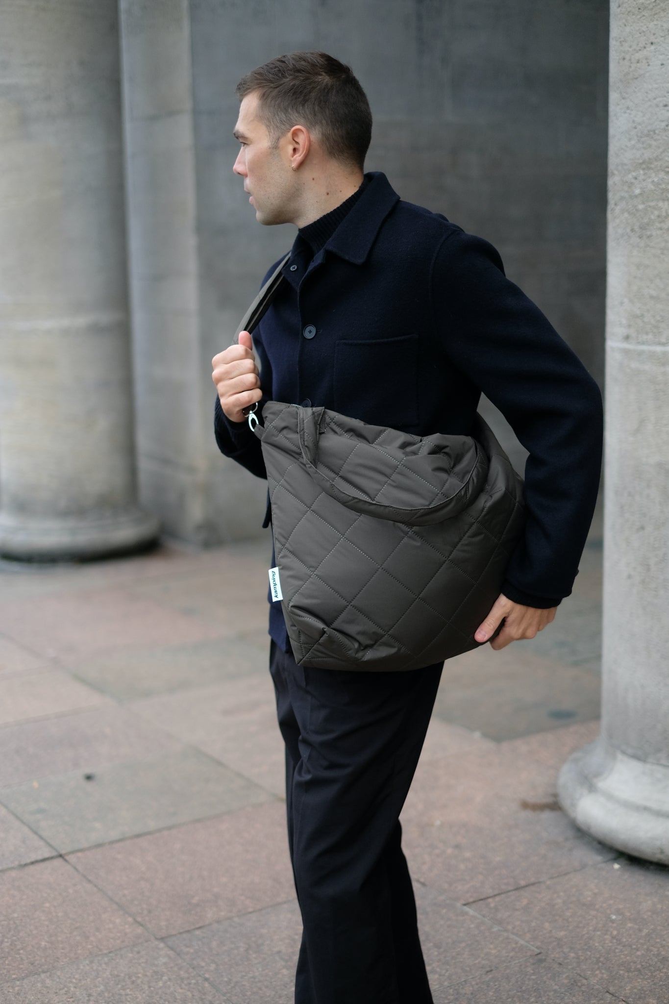 Kamping Studios Mom-Bag und Weekender olive-gruen, am Model, crossbody 2