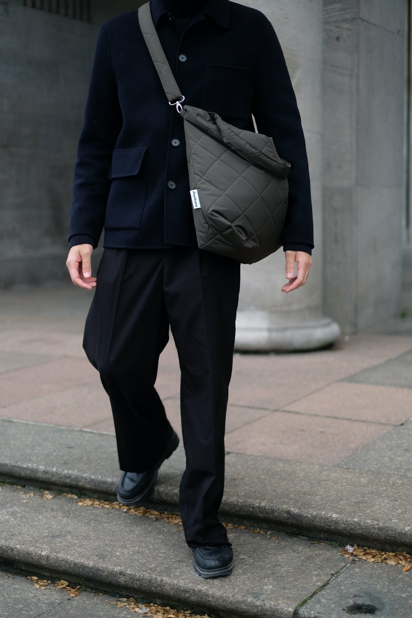 Kamping Studios Mom-Bag und Weekender olive-gruen, am Model, Detail