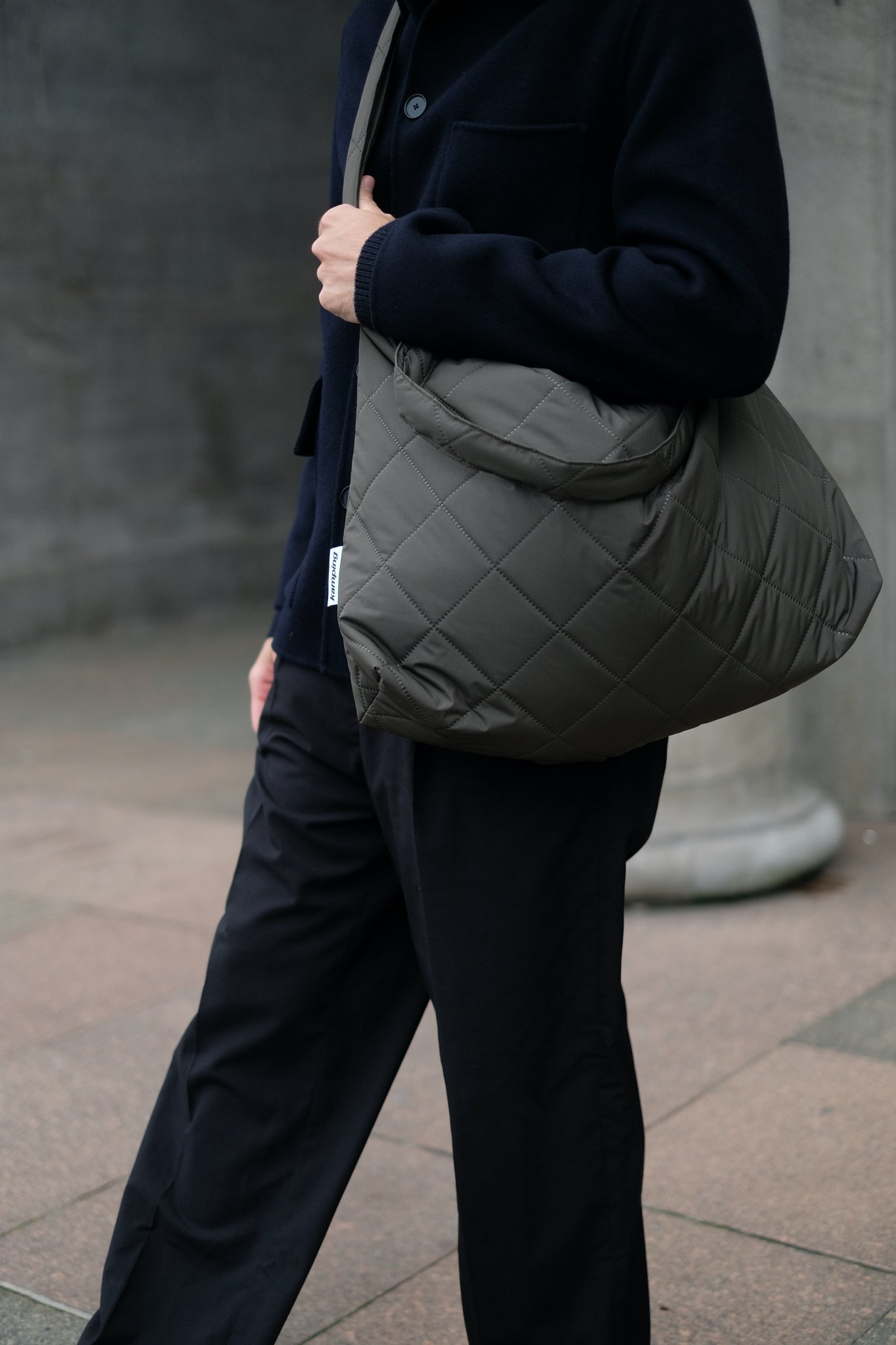 Kamping Studios Mom-Bag und Weekender olive-gruen, am Model, crossbody 2