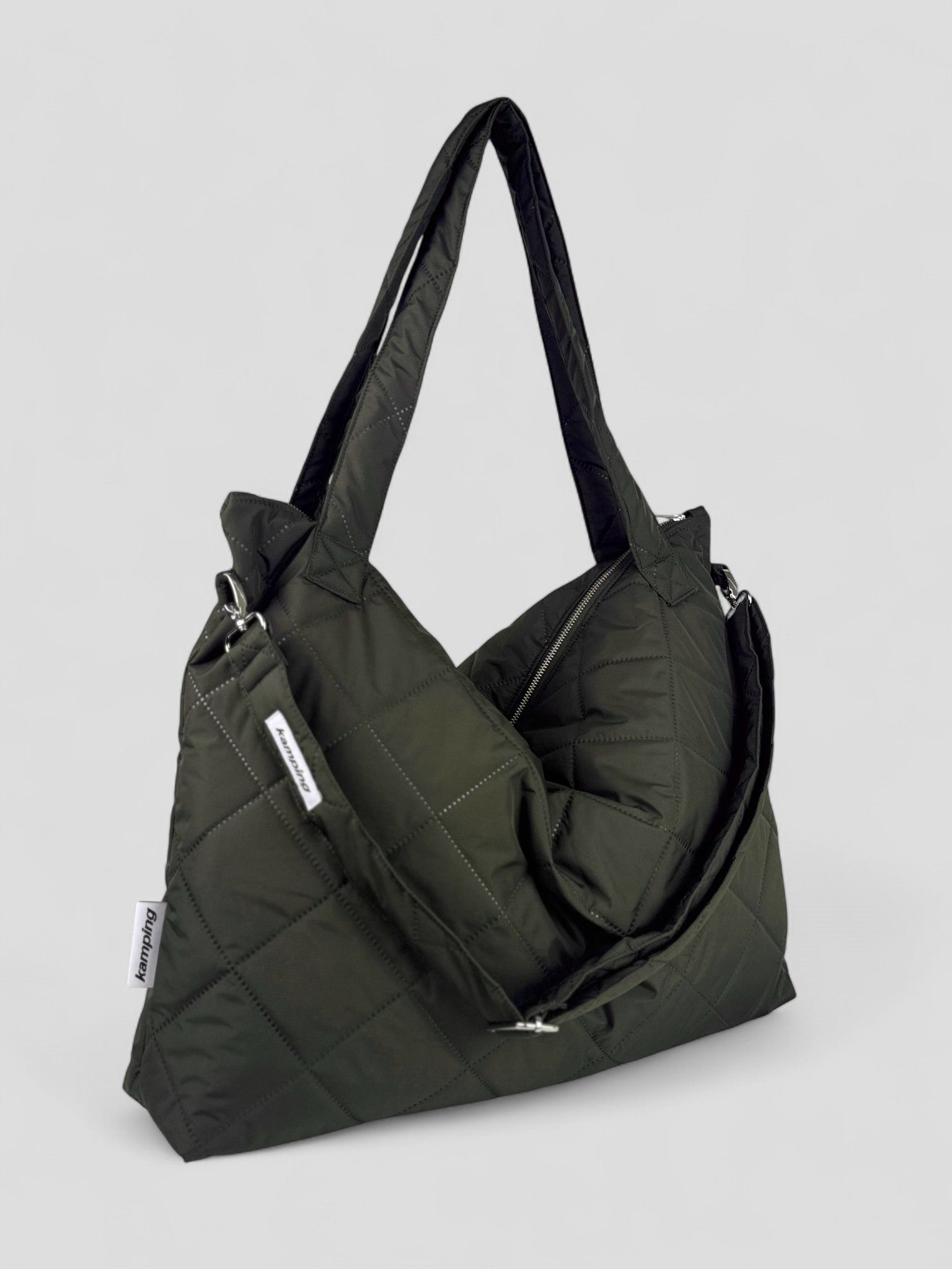 Kamping Studios Mom-Bag und Weekender olive-gruen, Produktfoto Seitenansicht, mit Schultergurt