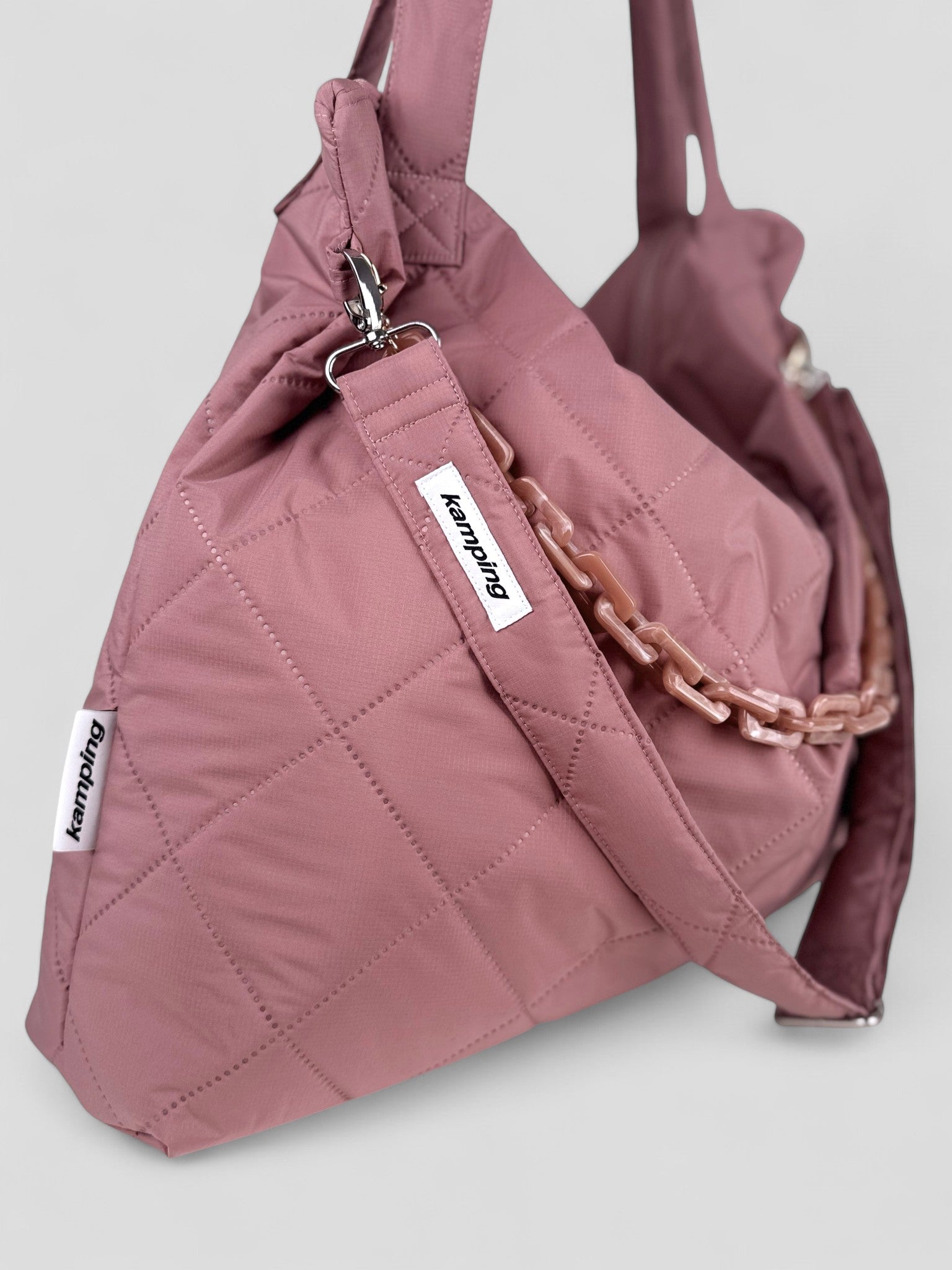 Kamping Studios Mom-bag und Weekender in rosa-pink, Produktfoto, Vorderansicht mit Schultergurt, Detail