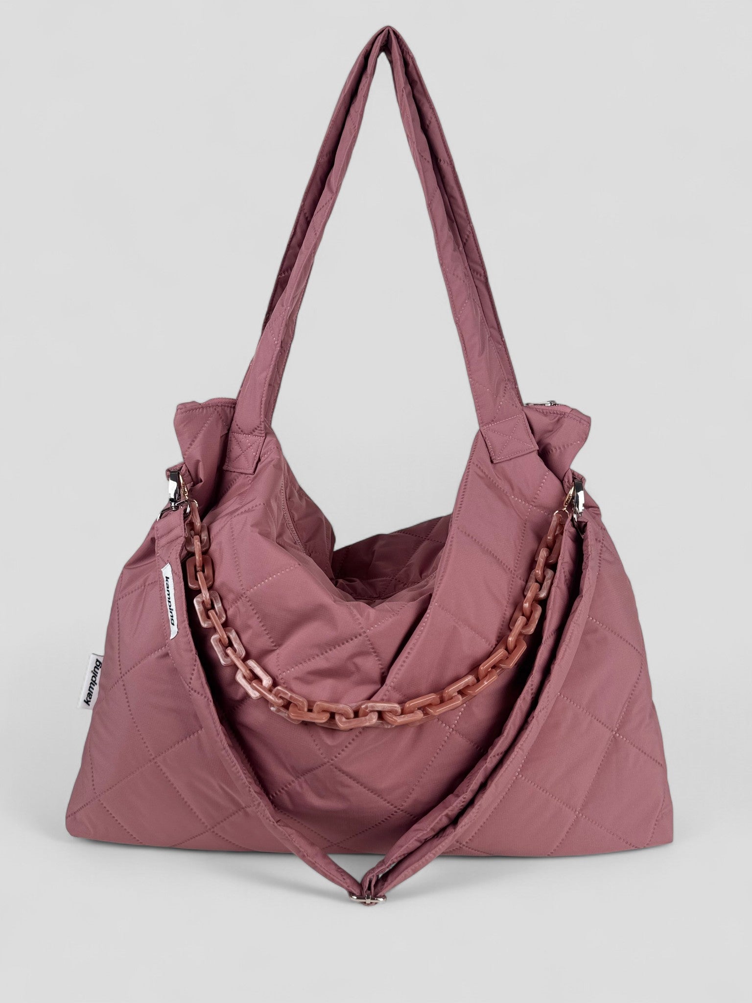 Kamping Studios Mom-bag und Weekender in rosa-pink, Produktfoto, Vorderansicht mit Schultergurt und Kette