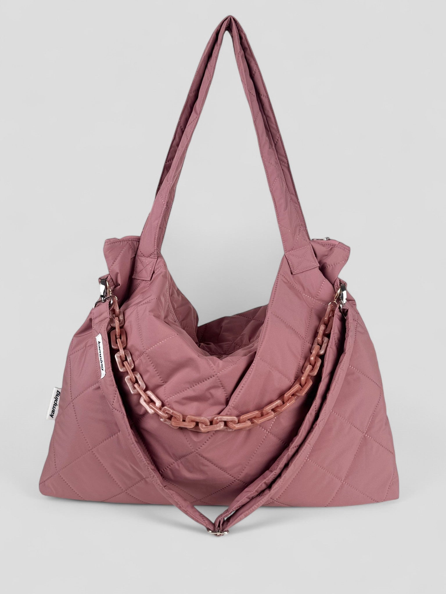 Kamping Studios Mom-bag und Weekender in rosa-pink, Produktfoto, Vorderansicht mit Schultergurt und Kette
