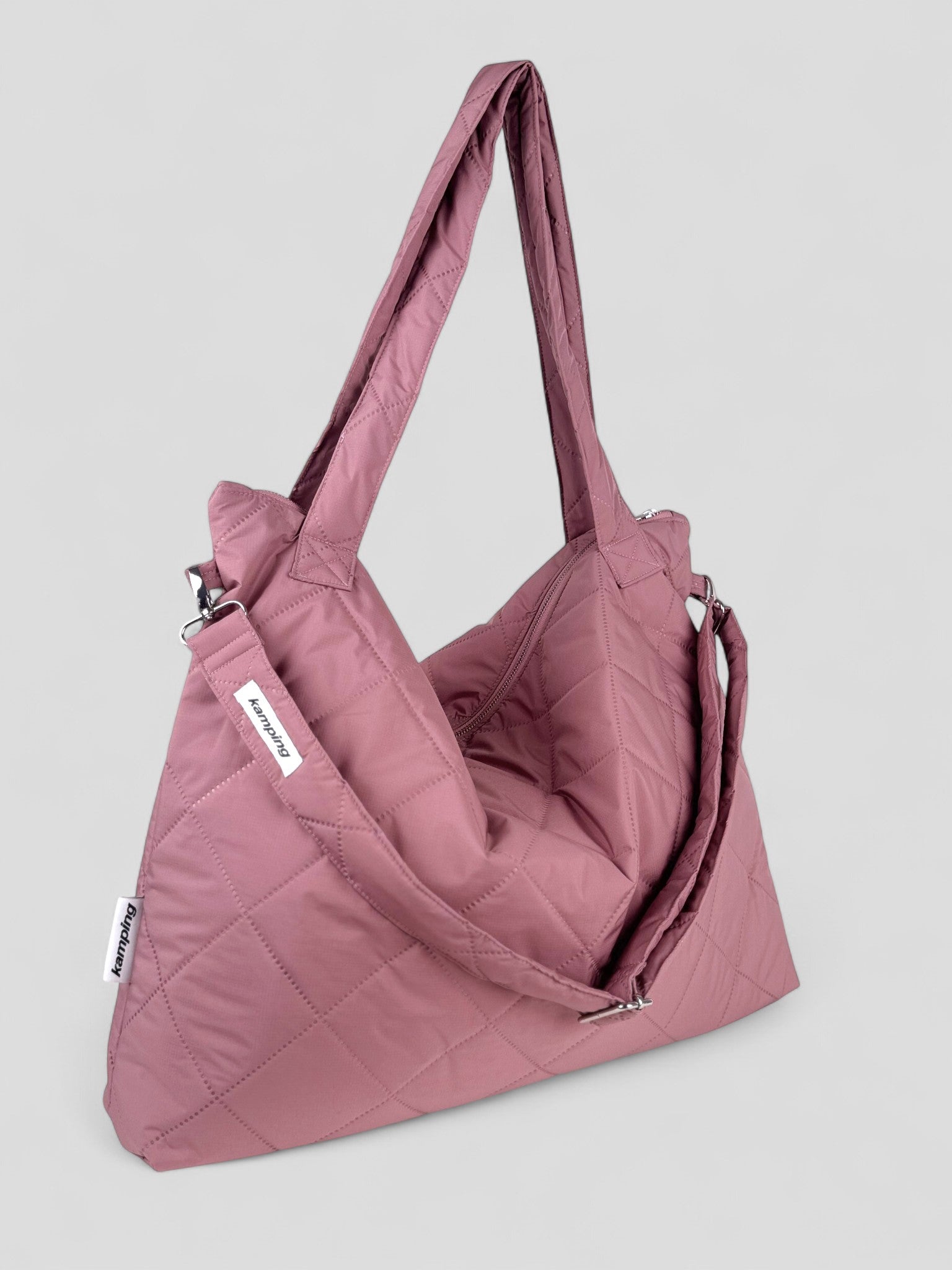 Kamping Studios Mom-bag und Weekender in rosa-pink, Produktfoto, Seitenansicht mit Schultergurt