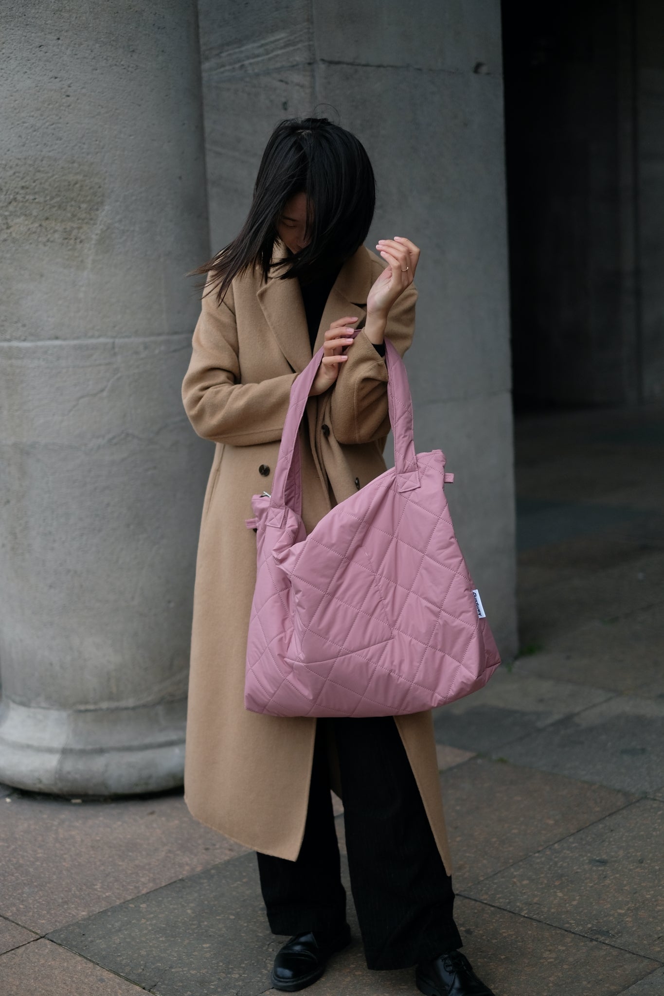 Kamping Studios Mom-bag und Weekender in rosa-pink, am Model