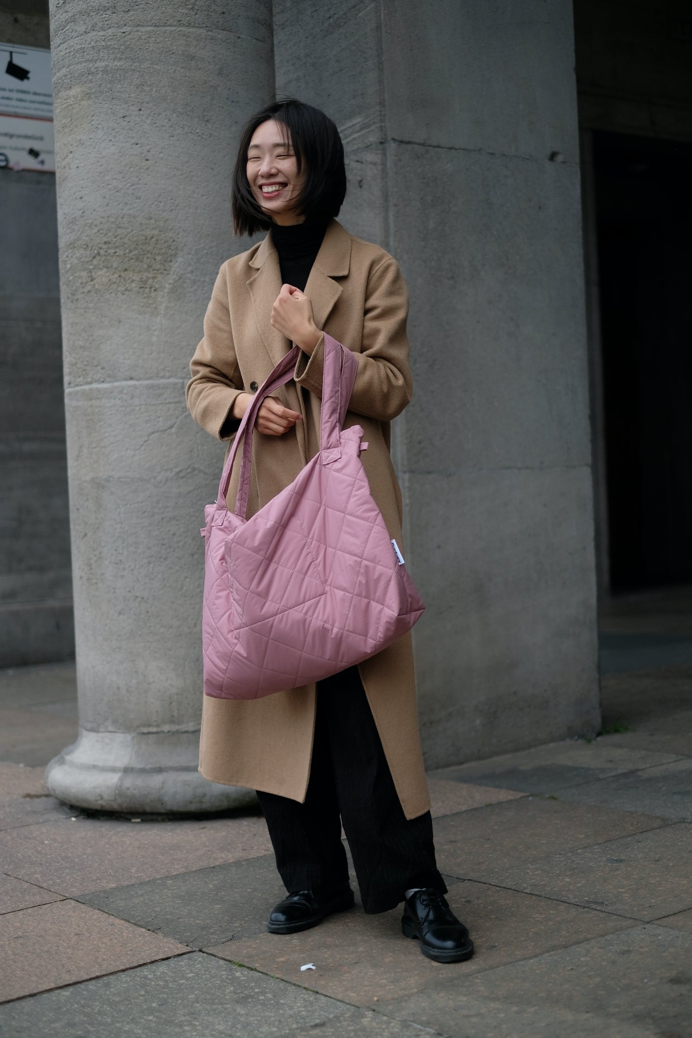 Kamping Studios Mom-bag und Weekender in rosa-pink, am Model 2