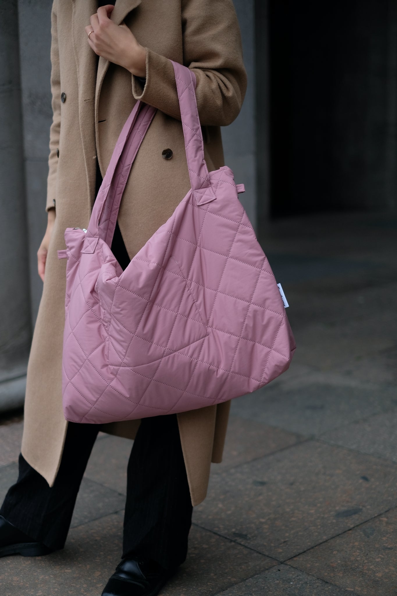 Kamping Studios Mom-bag und Weekender in rosa-pink, am Model, Detail