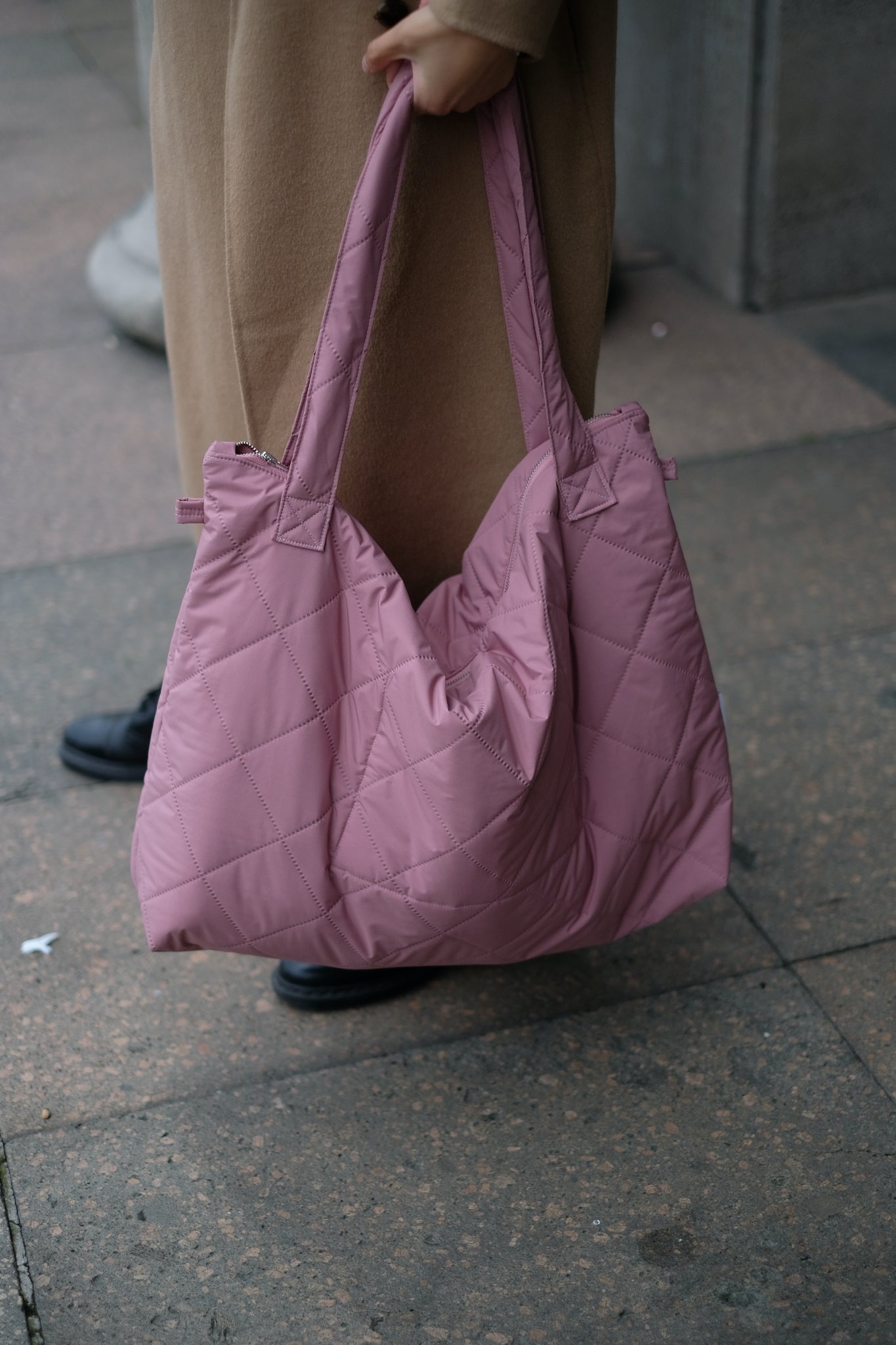 Kamping Studios Mom-bag und Weekender in rosa-pink, am Model, Detail 2