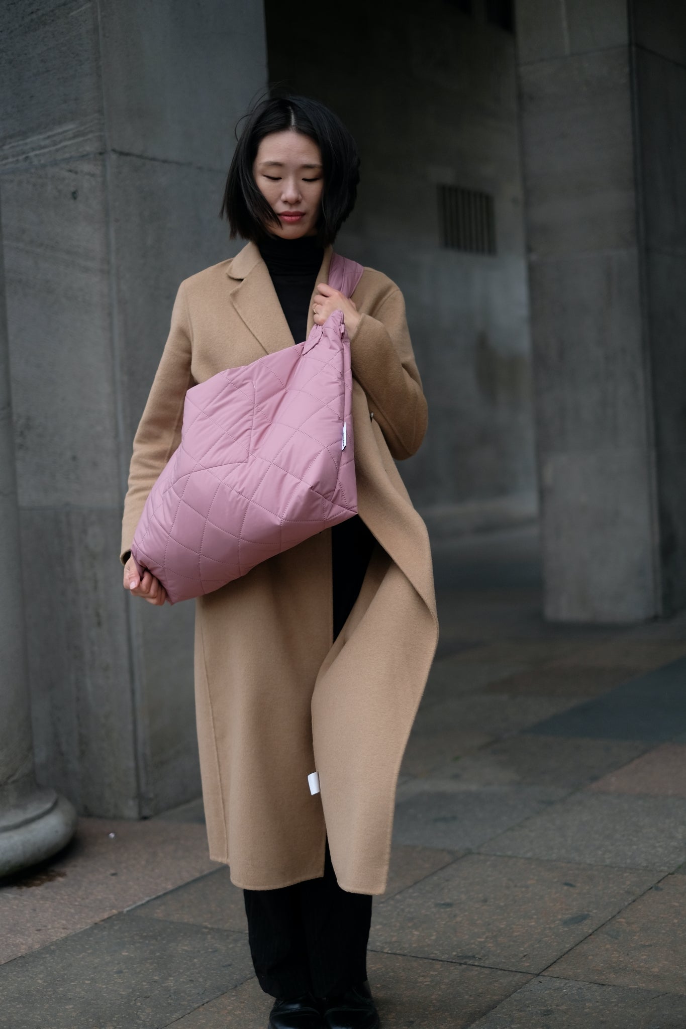 Kamping Studios Mom-bag und Weekender in rosa-pink, am Model, Crossbody