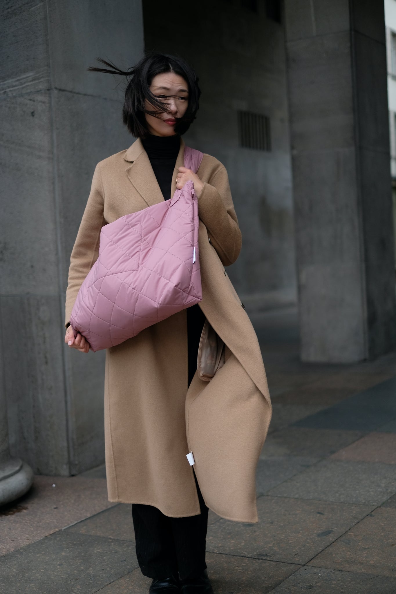 Kamping Studios Mom-bag und Weekender in rosa-pink, am Model, Crossbody 2