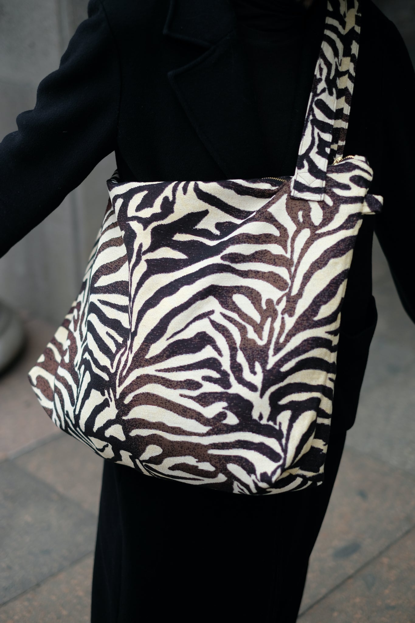 Kamping Studios Mom-Bag und Weekender mit Zebra-Muster, am Model, Detail 