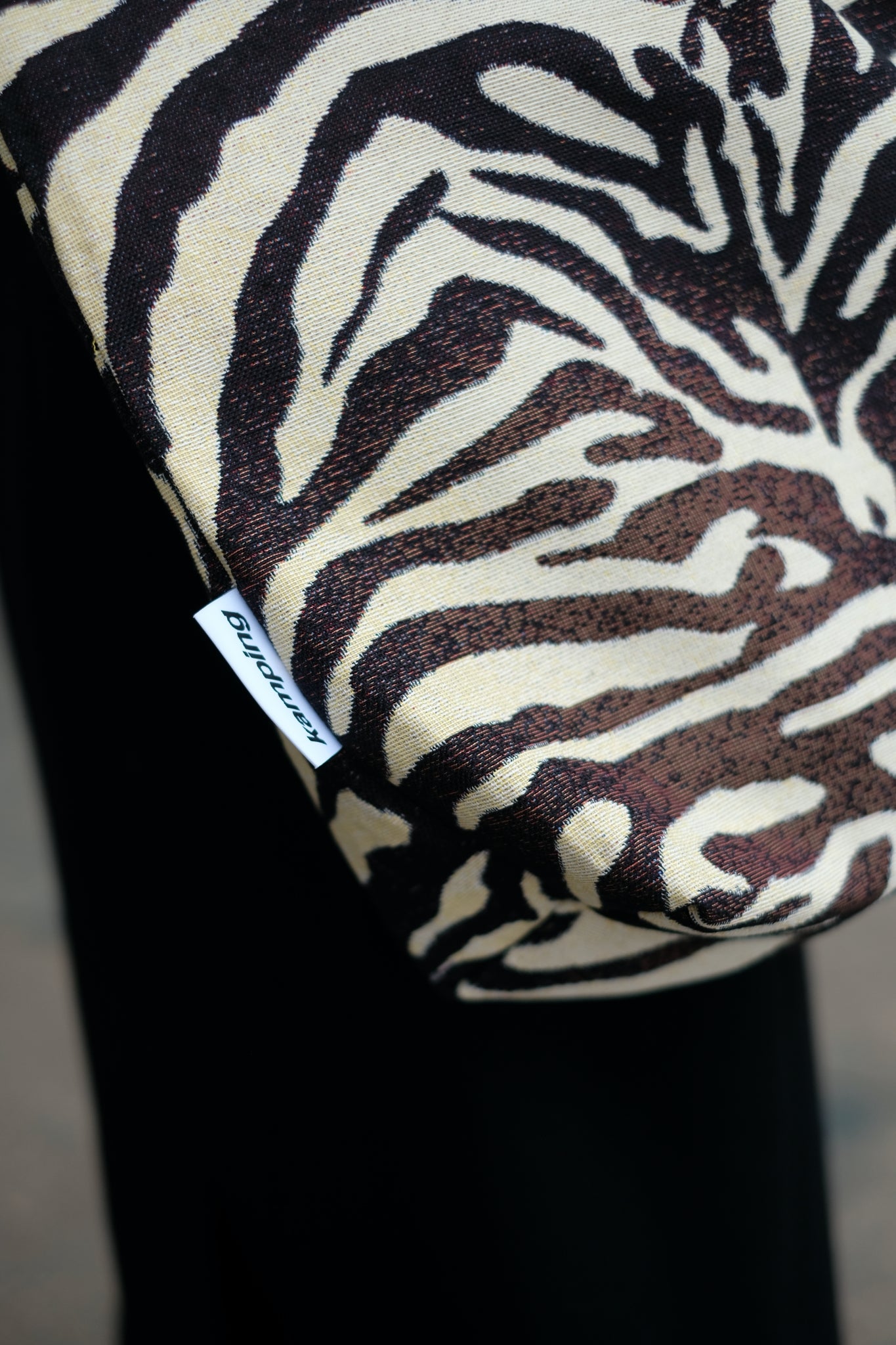 Kamping Studios Mom-Bag und Weekender mit Zebra-Muster, am Model, Detail 2