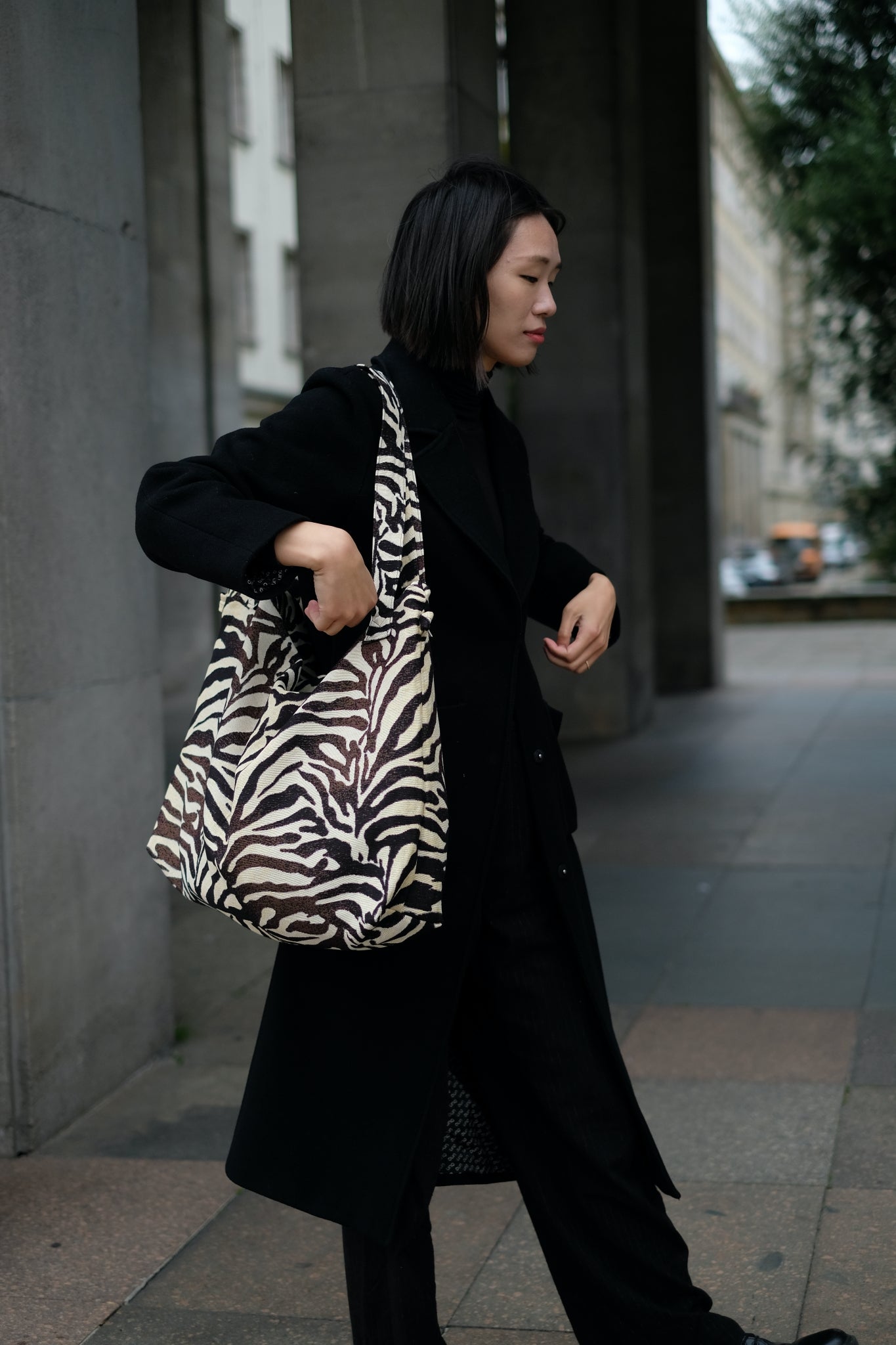 Kamping Studios Mom-Bag und Weekender mit Zebra-Muster, am Model 1
