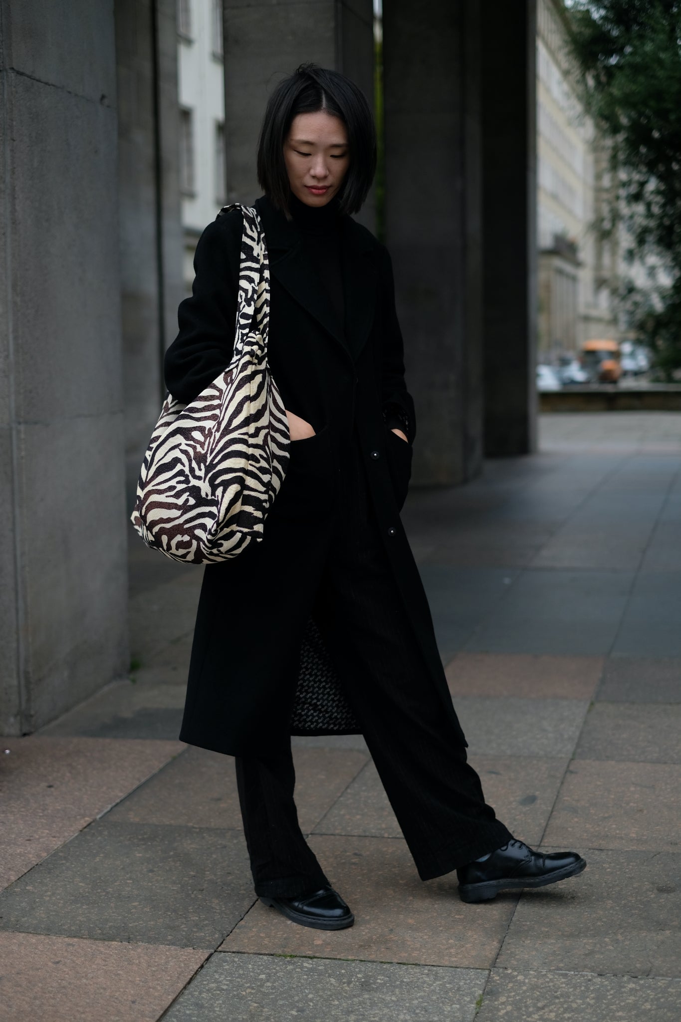 Kamping Studios Mom-Bag und Weekender mit Zebra-Muster, am Model 2