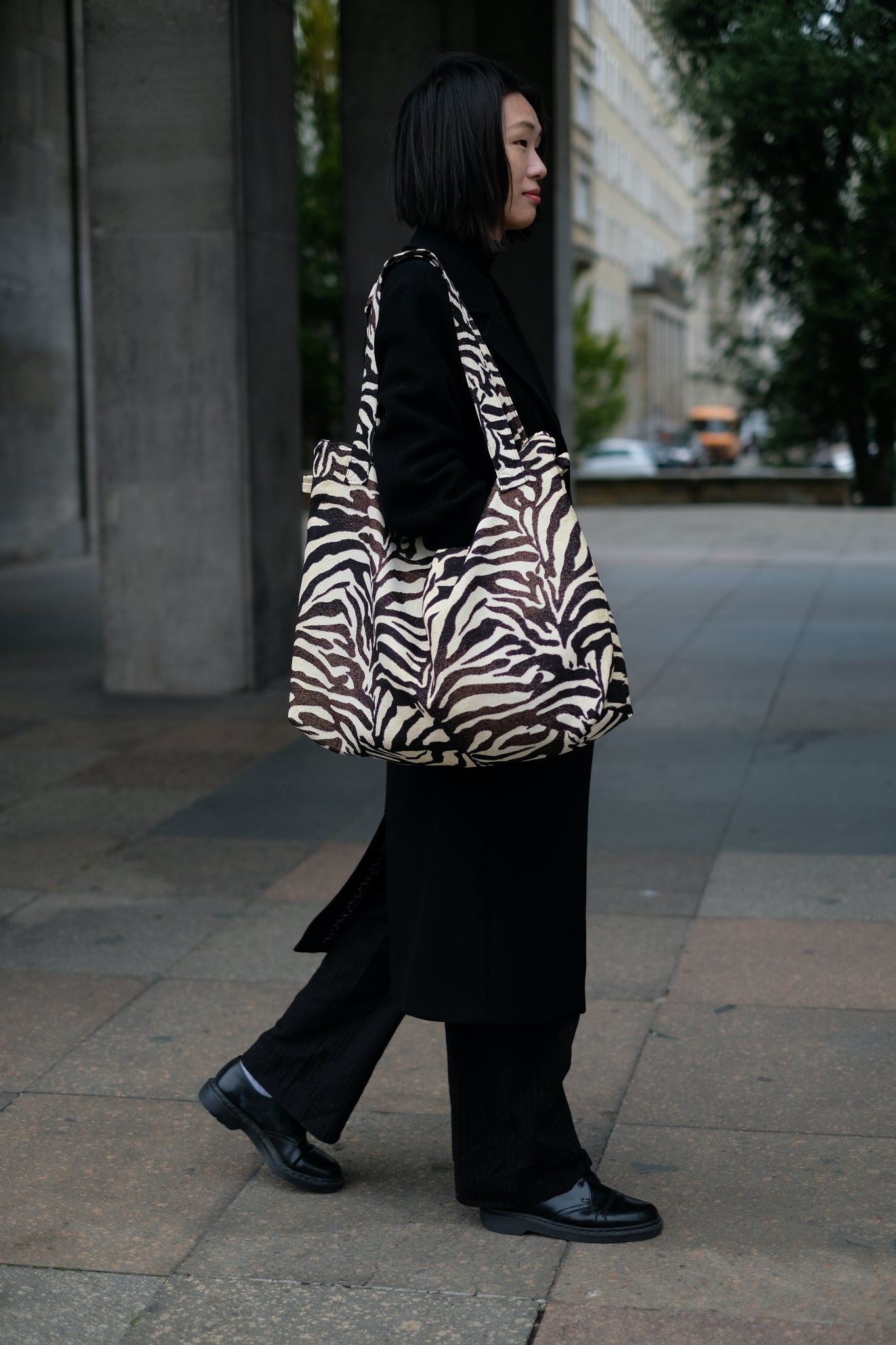 Kamping Studios Mom-Bag und Weekender mit Zebra-Muster, am Model 3