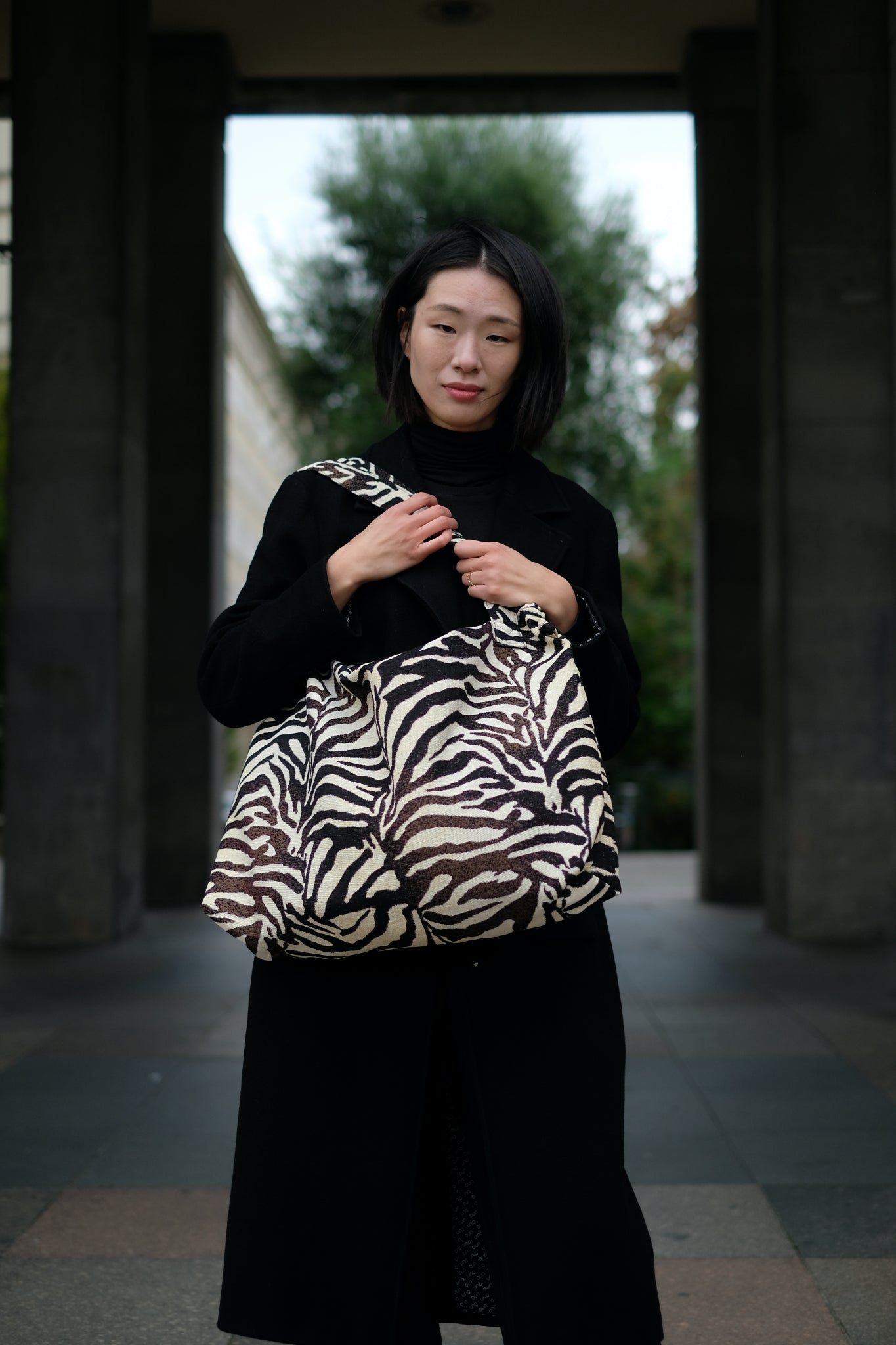 Kamping Studios Mom-Bag und Weekender mit Zebra-Muster, am Model