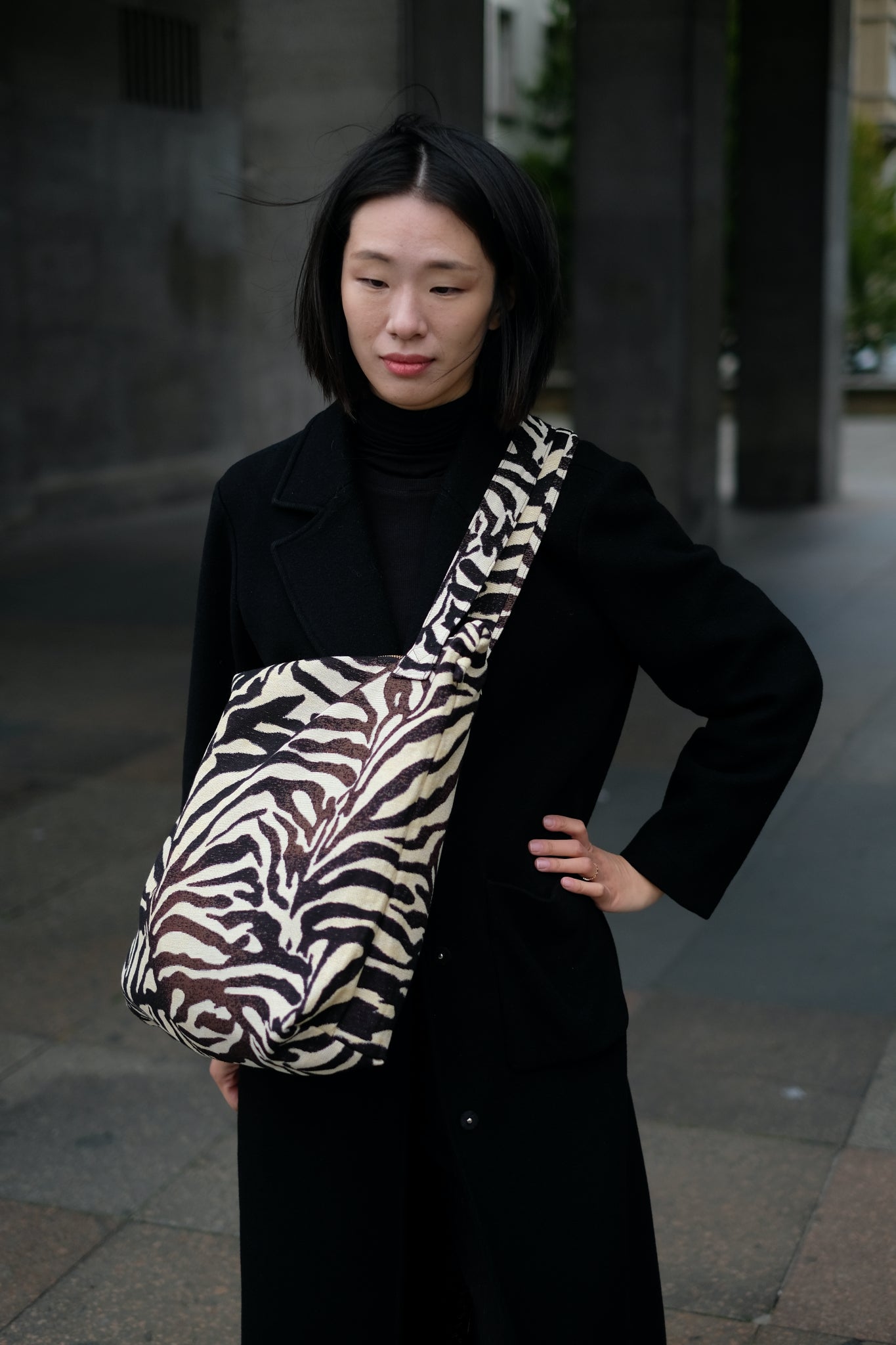 Kamping Studios Mom-Bag und Weekender mit Zebra-Muster, am Model Crossbody 