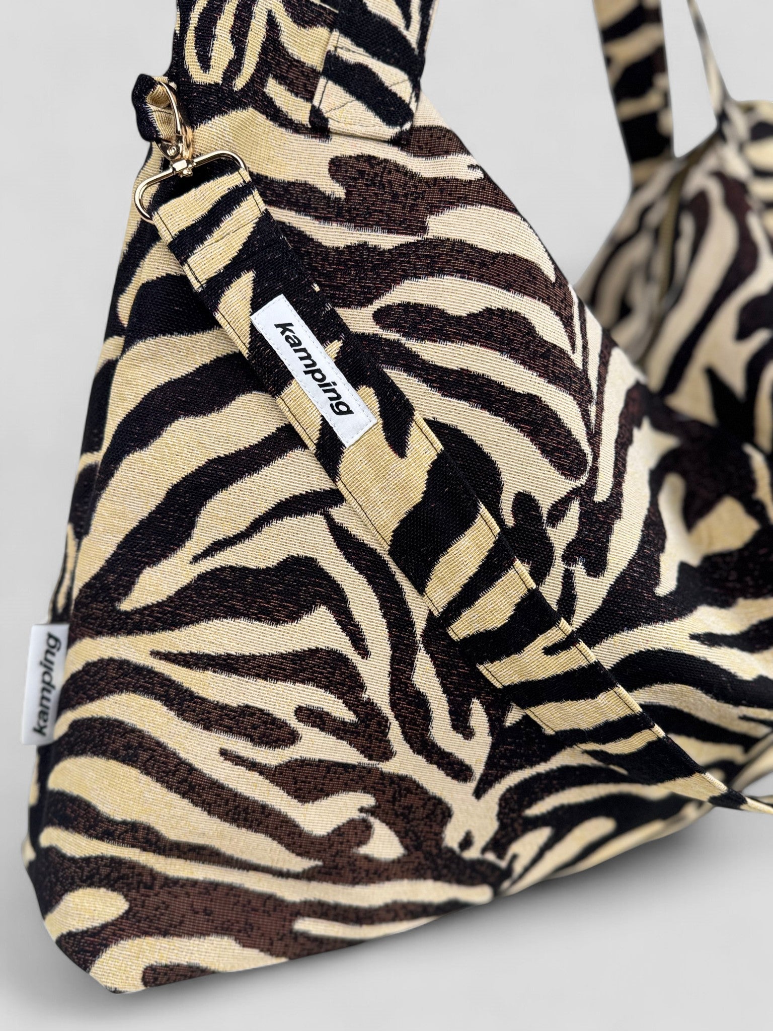 Kamping Studios Mom-Bag und Weekender mit Zebra-Muster, Produktfoto Detail