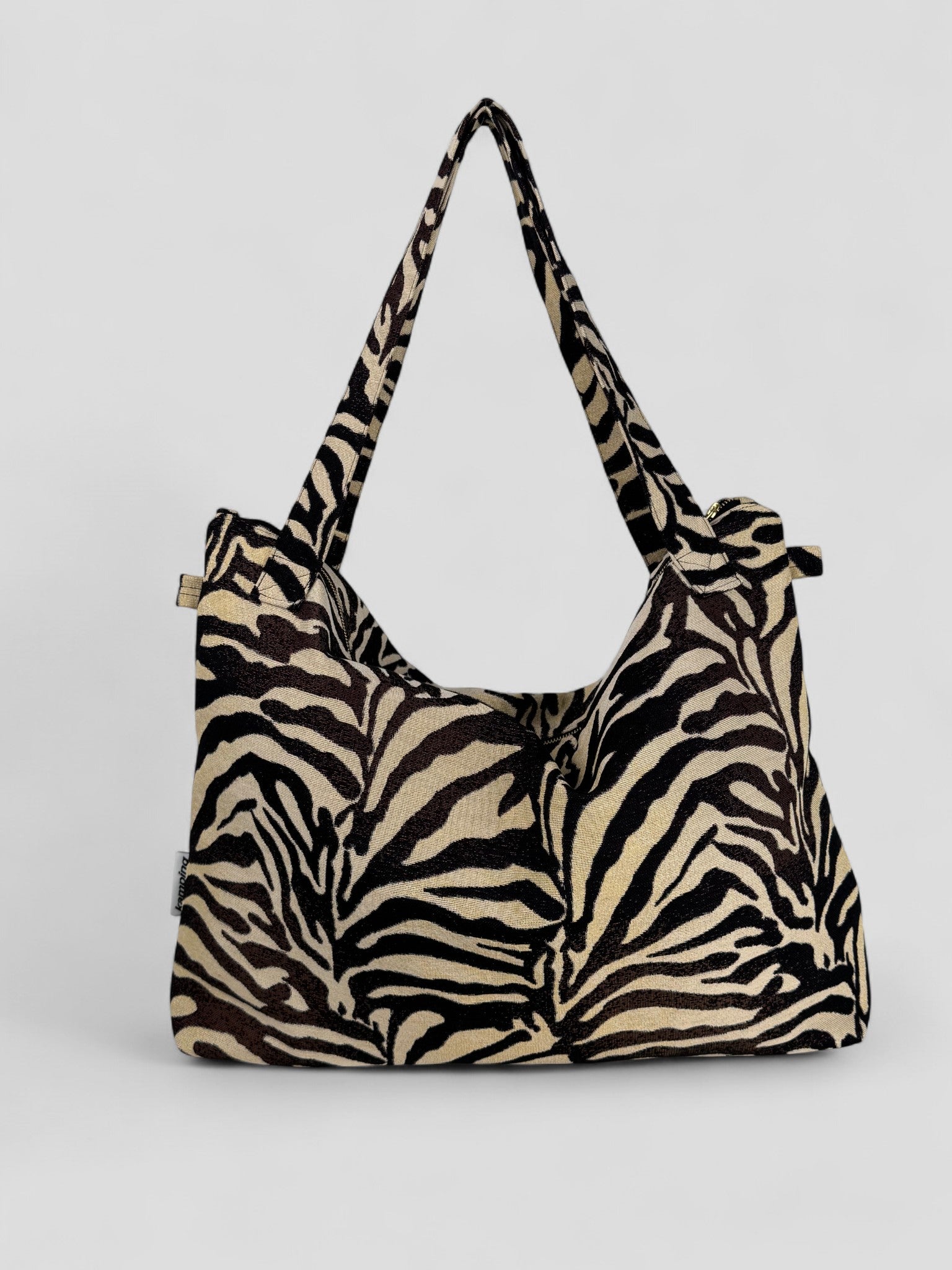 Kamping Studios Mom-Bag und Weekender mit Zebra-Muster, Produktfoto Vorderansicht