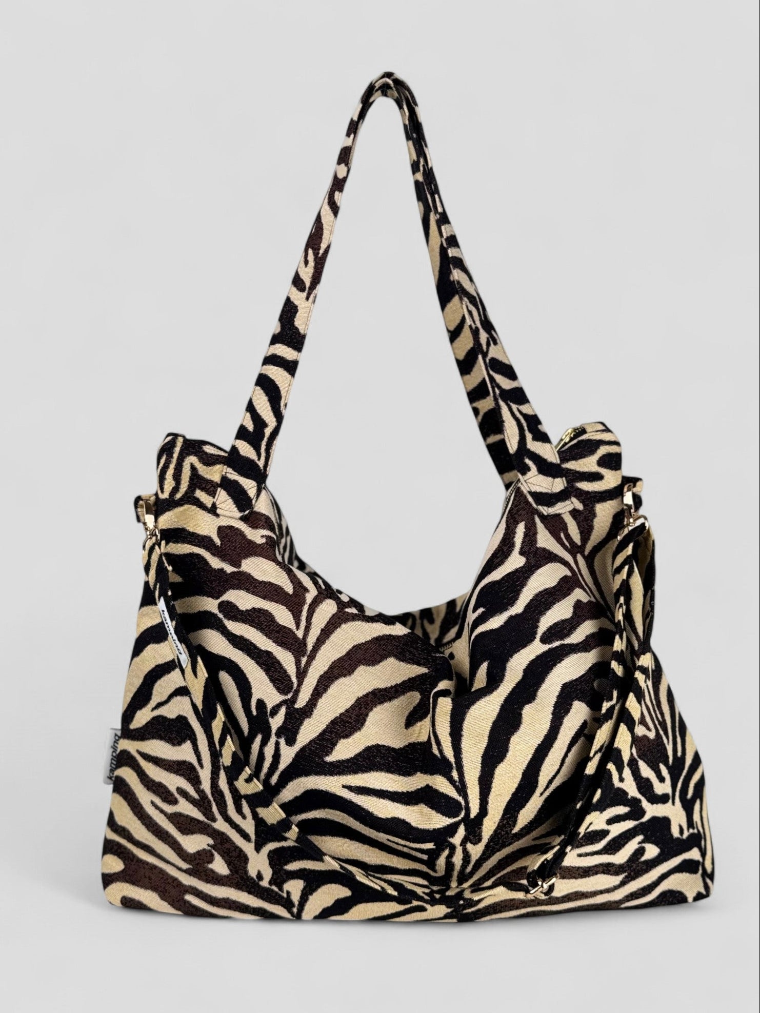 Kamping Studios Mom-Bag und Weekender mit Zebra-Muster, Produktfoto Vorderansicht mit Schultergurt