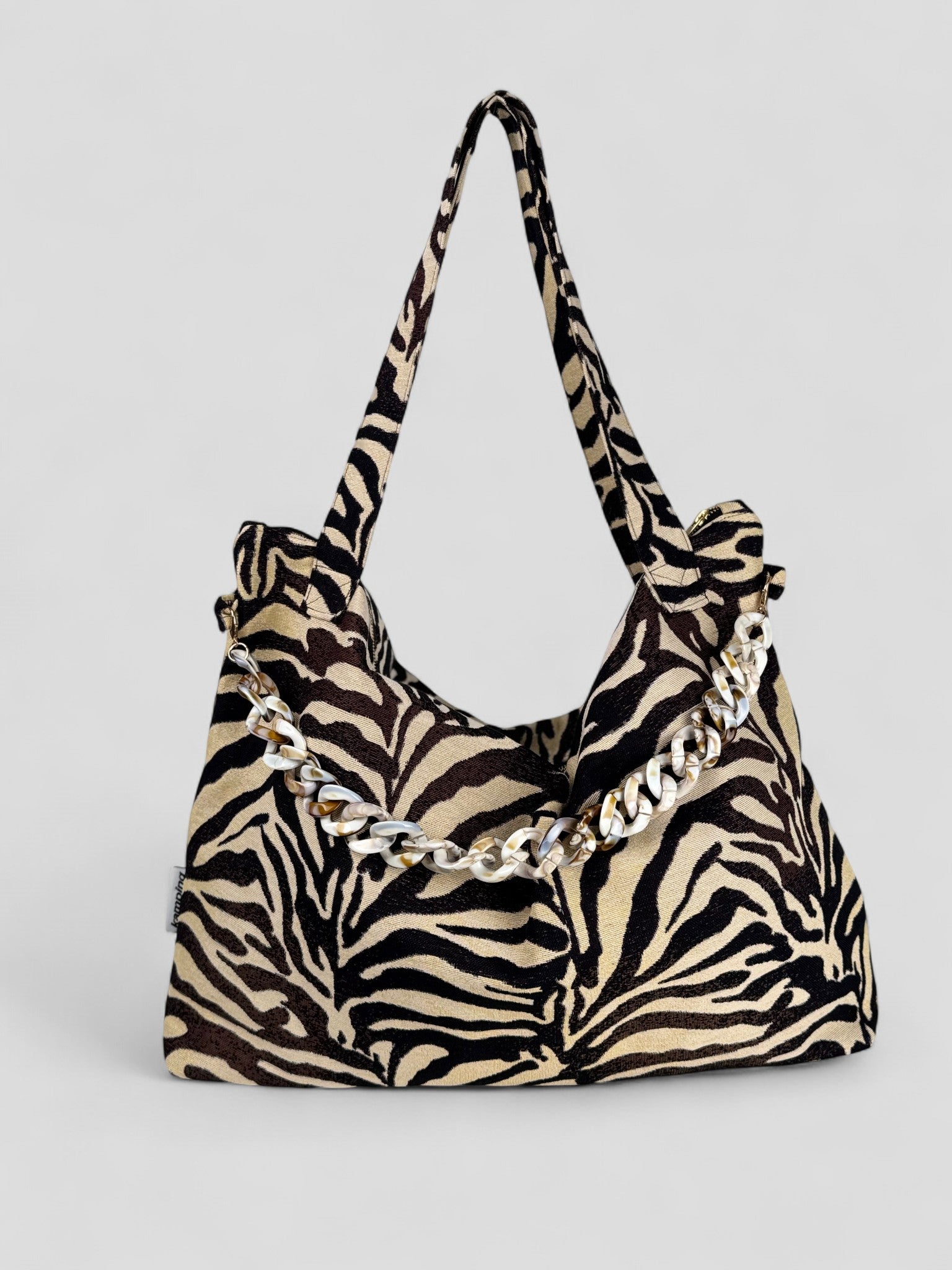 Kamping Studios Mom-Bag und Weekender mit Zebra-Muster, Produktfoto Vorderansicht mit Kette