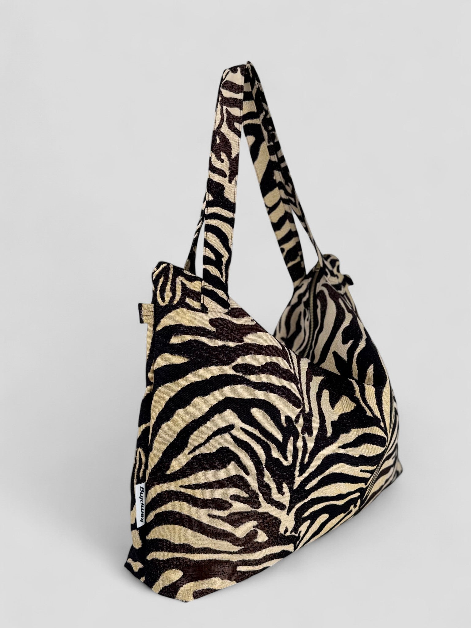 Kamping Studios Mom-Bag und Weekender mit Zebra-Muster, Produktfoto Seitenansicht 