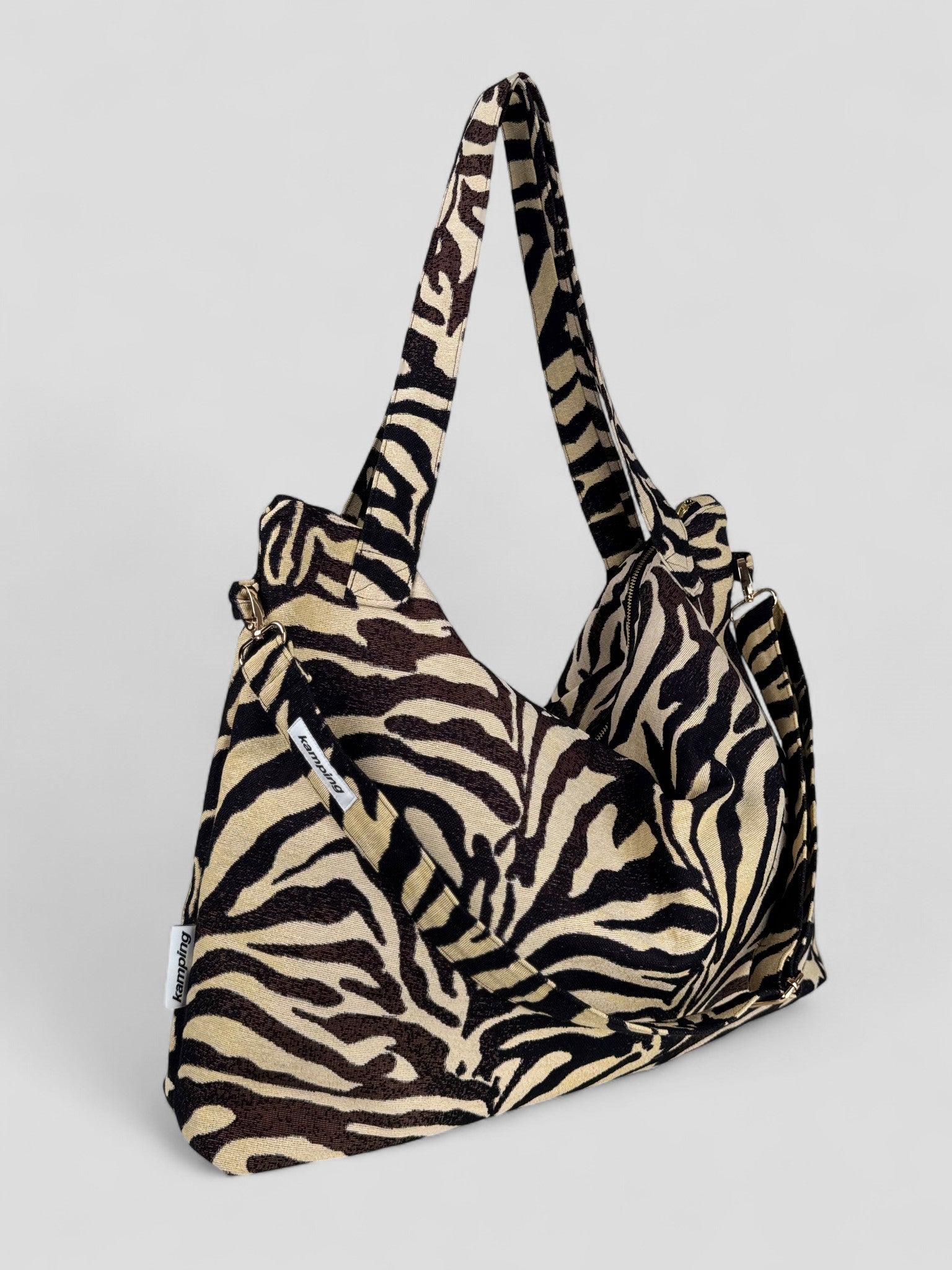 Kamping Studios Mom-Bag und Weekender mit Zebra-Muster, Produktfoto Seitenansicht mit Schultergurt