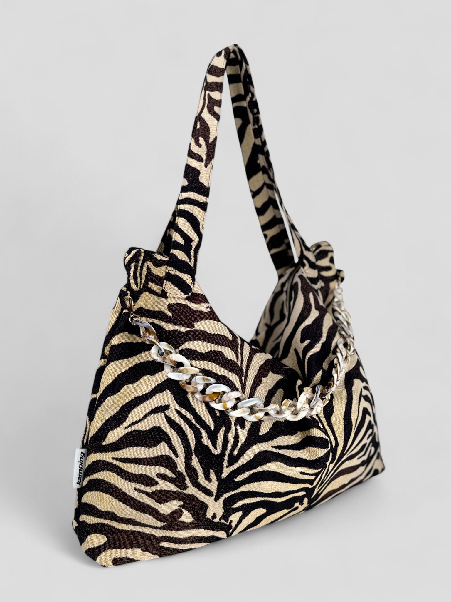 Kamping Studios Mom-Bag und Weekender mit Zebra-Muster, Produktfoto Vorderansicht mit Kette