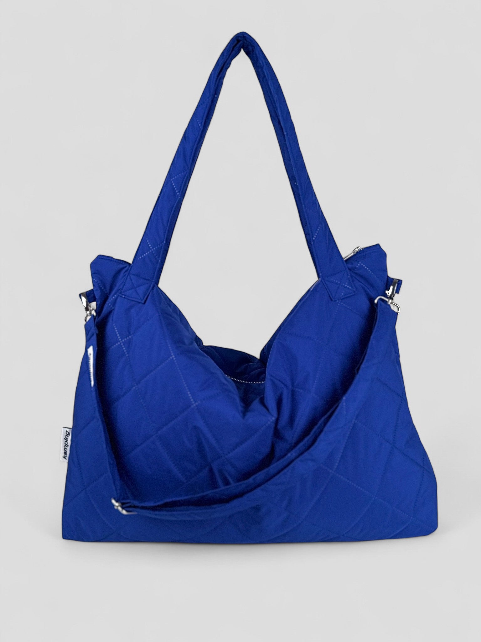 Kamping Studios Mom-Bag und Weekender in Blau, Produktfoto, Vorderansicht mit Schultergurt