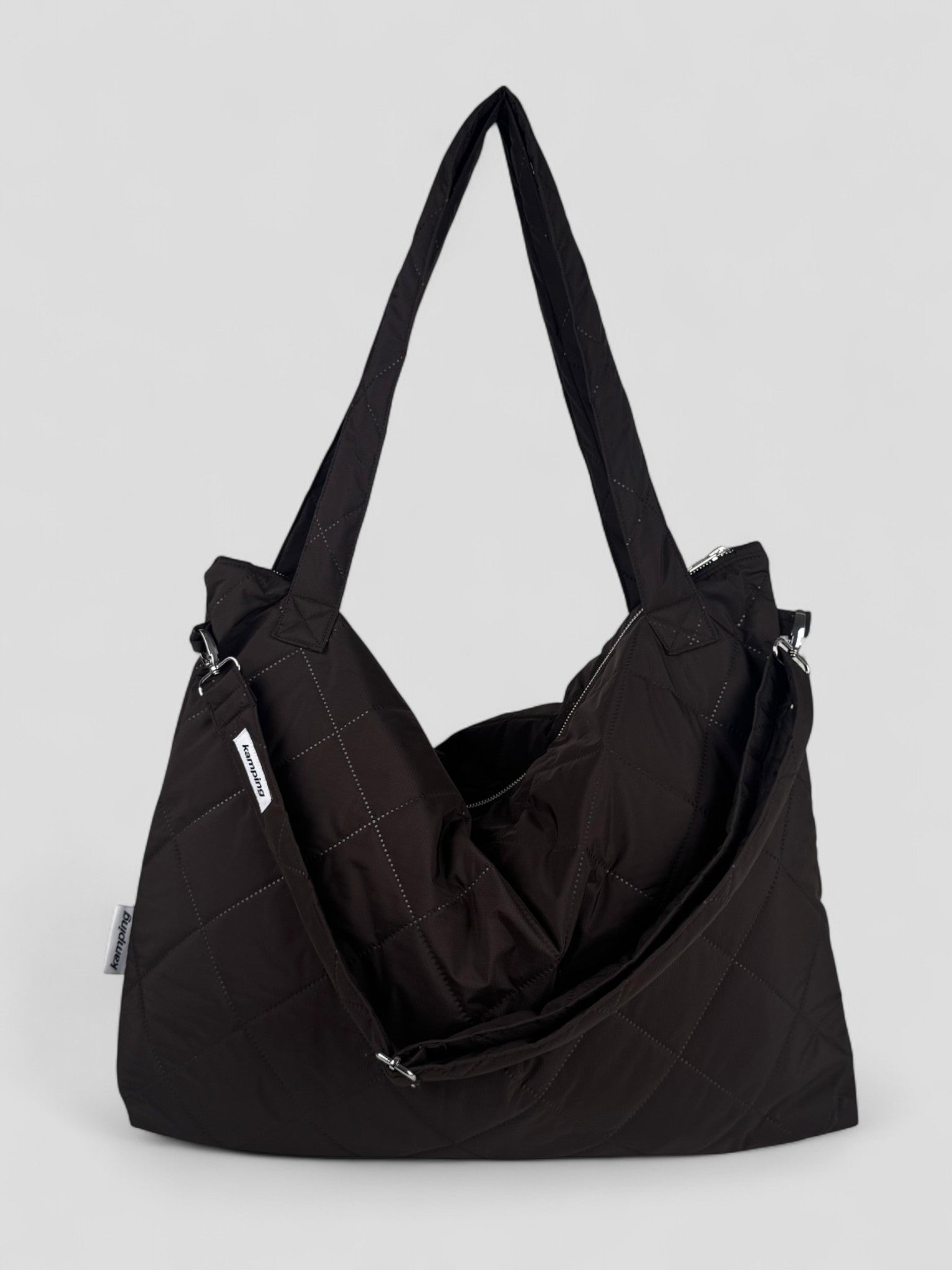 Kamping Studios Mom-Bag und Weekender in braun, Produktfoto Vorderansicht mit Schultergurt