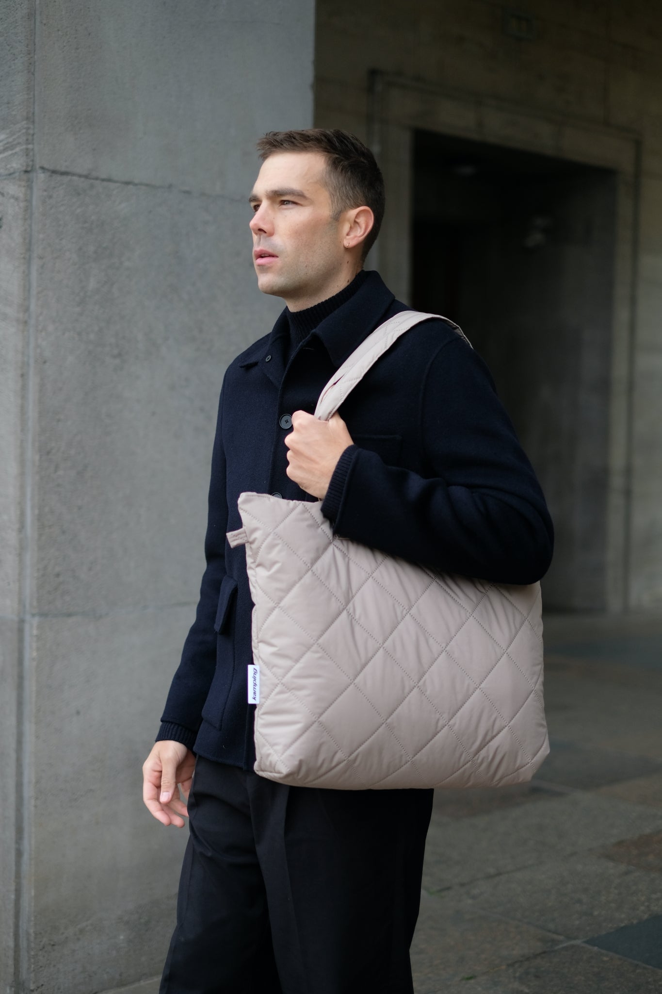 Kamping Studios Shopper beige, am Model 1