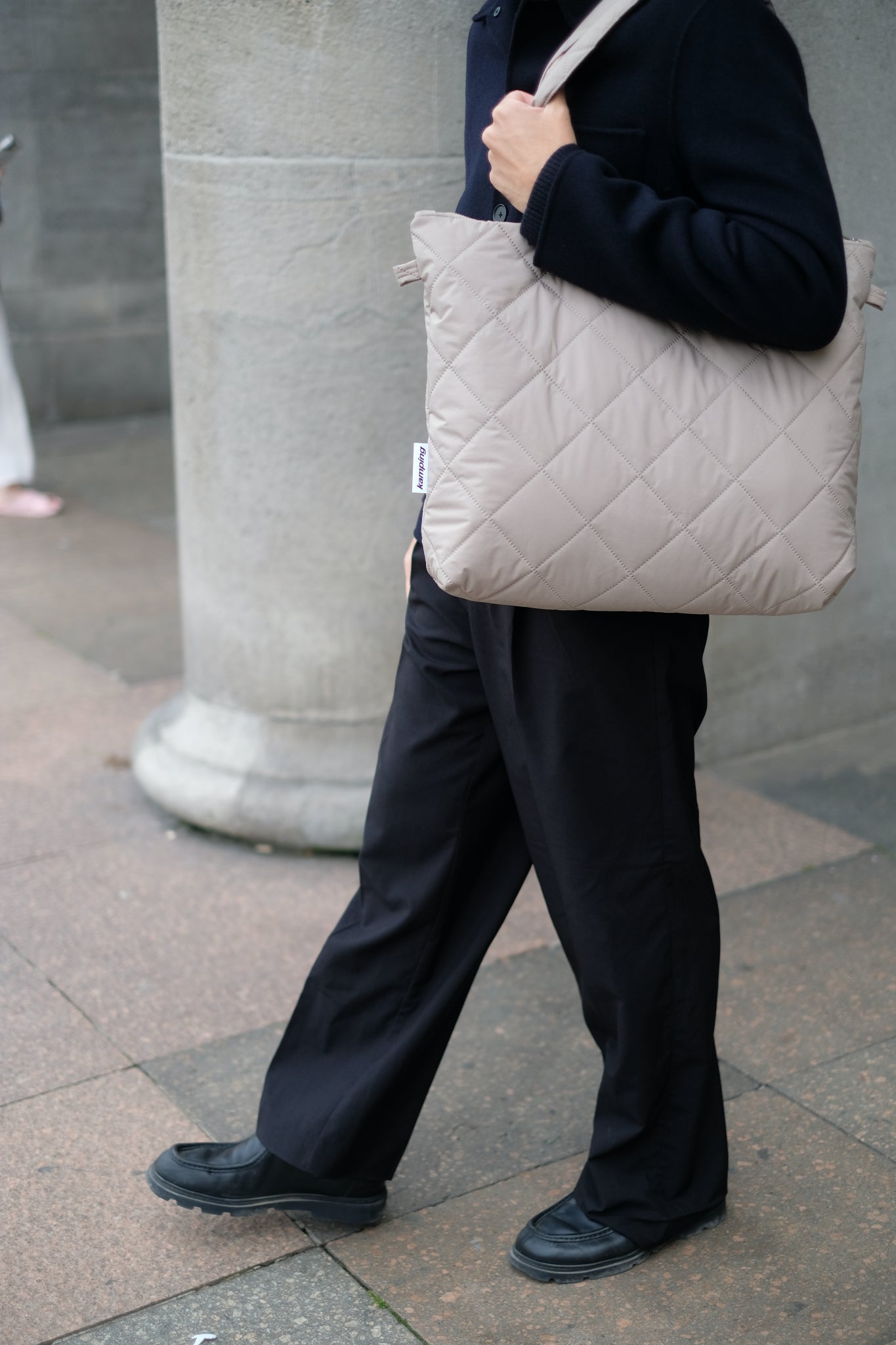 Kamping Studios Shopper beige, am Model 2
