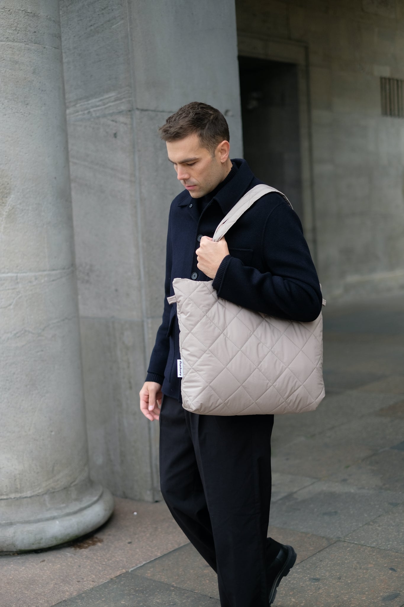 Kamping Studios Shopper beige, am Model 3
