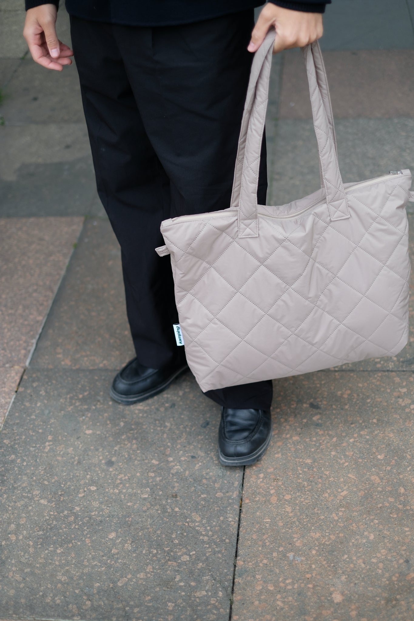 Kamping Studios Shopper beige, am Model Detail