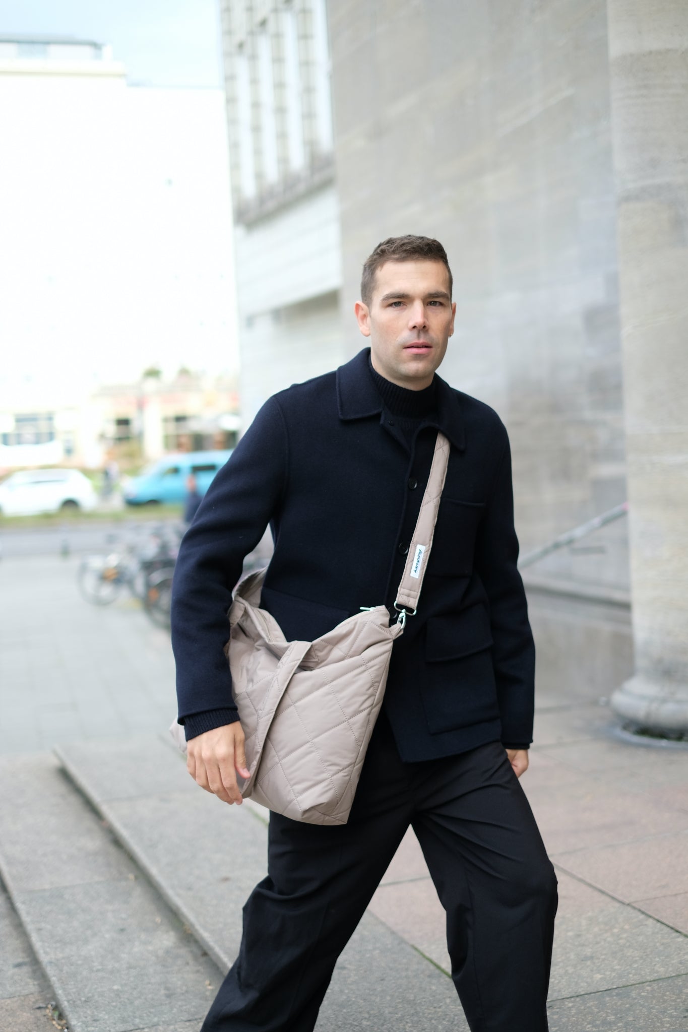 Kamping Studios Shopper beige, am Model mit Schultergurt