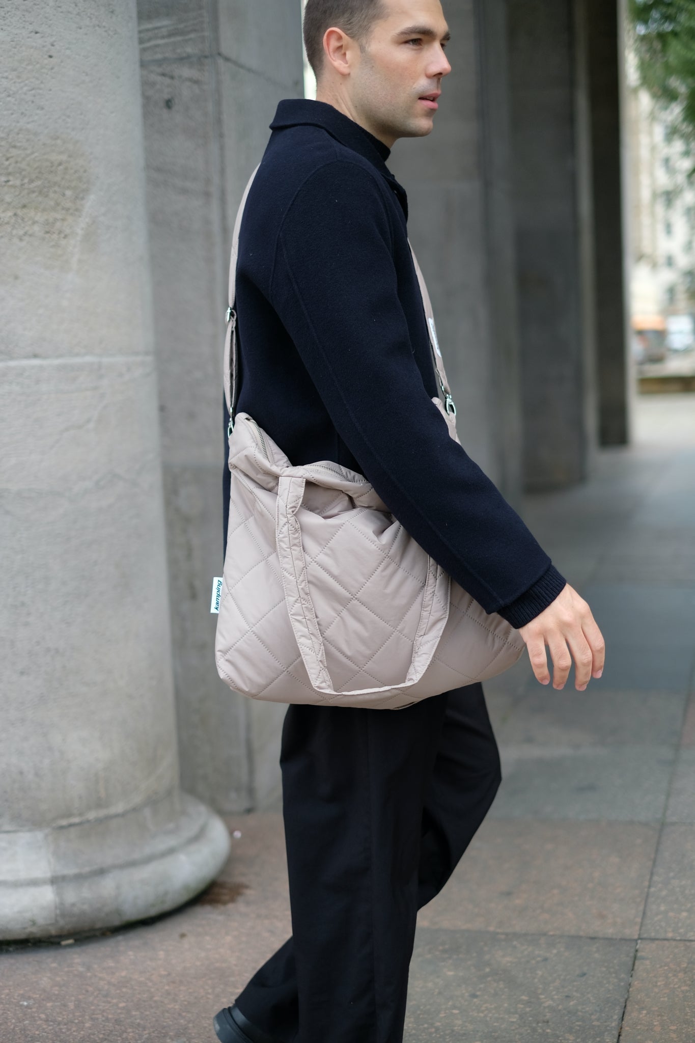 Kamping Studios Shopper beige, am Model mit Schultergurt 2
