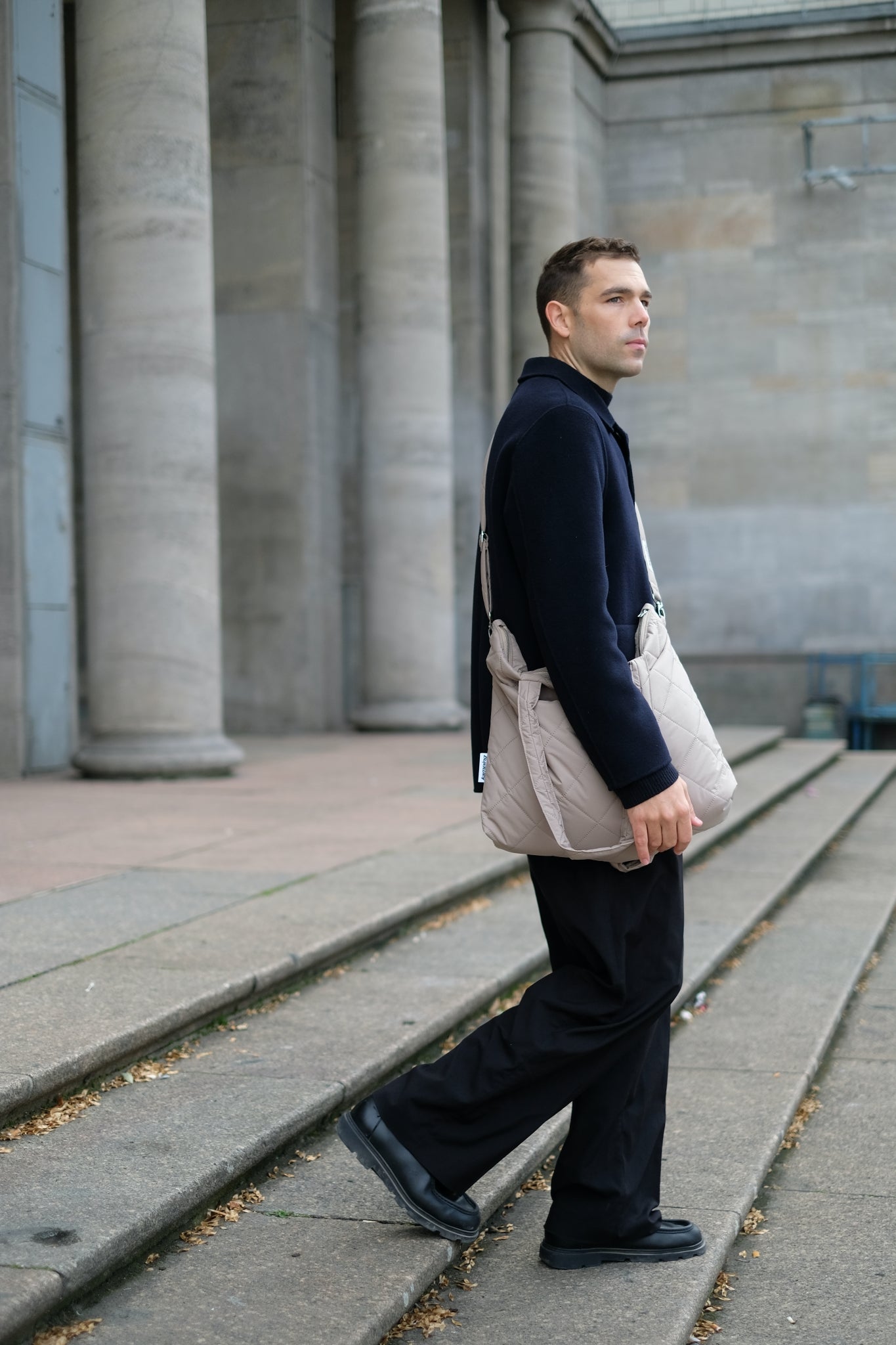 Kamping Studios Shopper beige, am Model mit Schultergurt 
