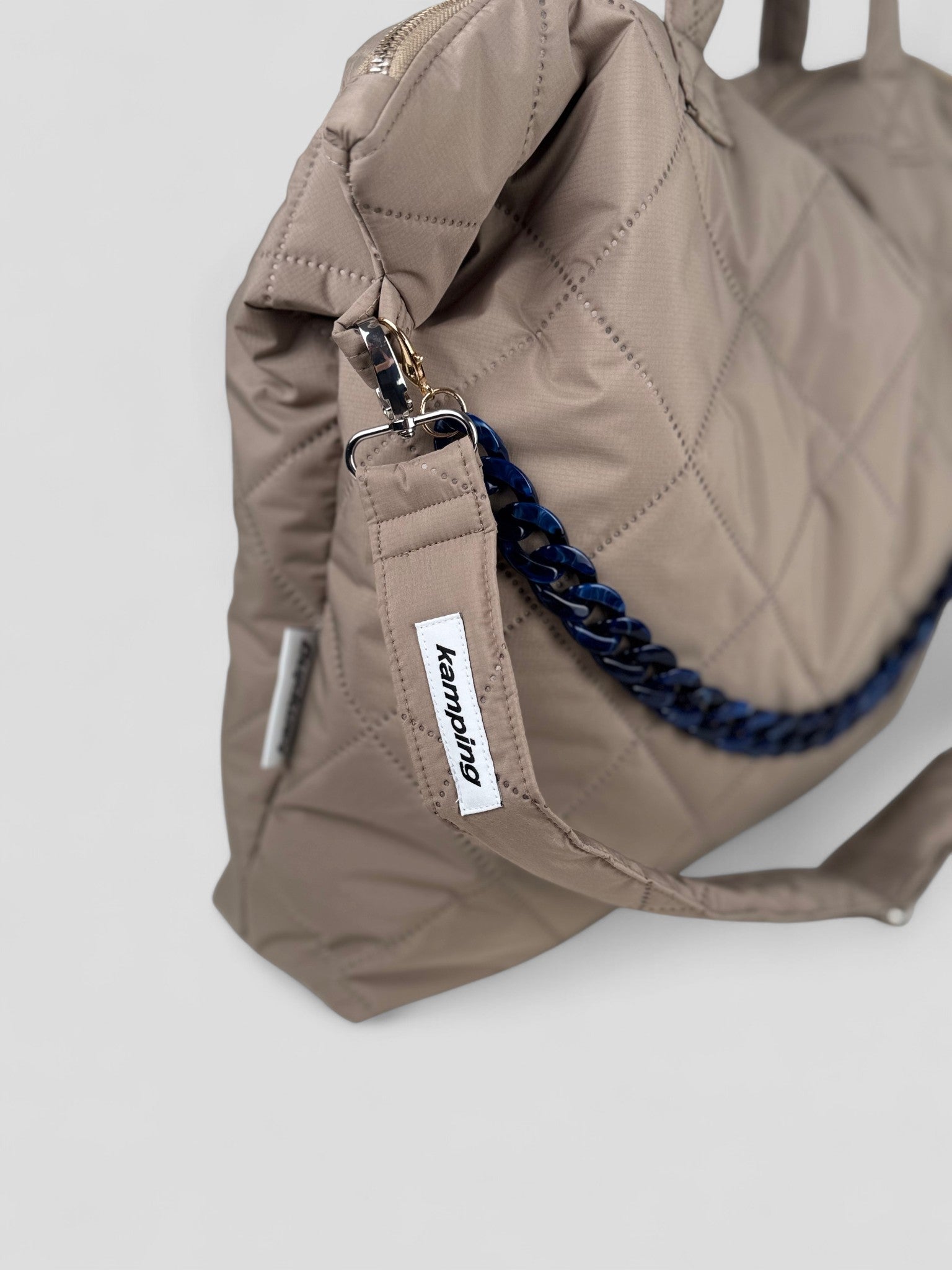 Kamping Studios Shopper beige, Produktfoto mit Schultergurt und Kette, Detail