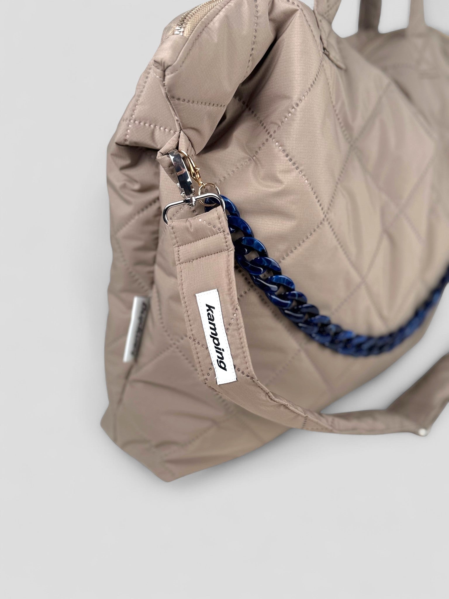 Kamping Studios Shopper beige, Produktfoto mit Schultergurt, Detail blaue Kette