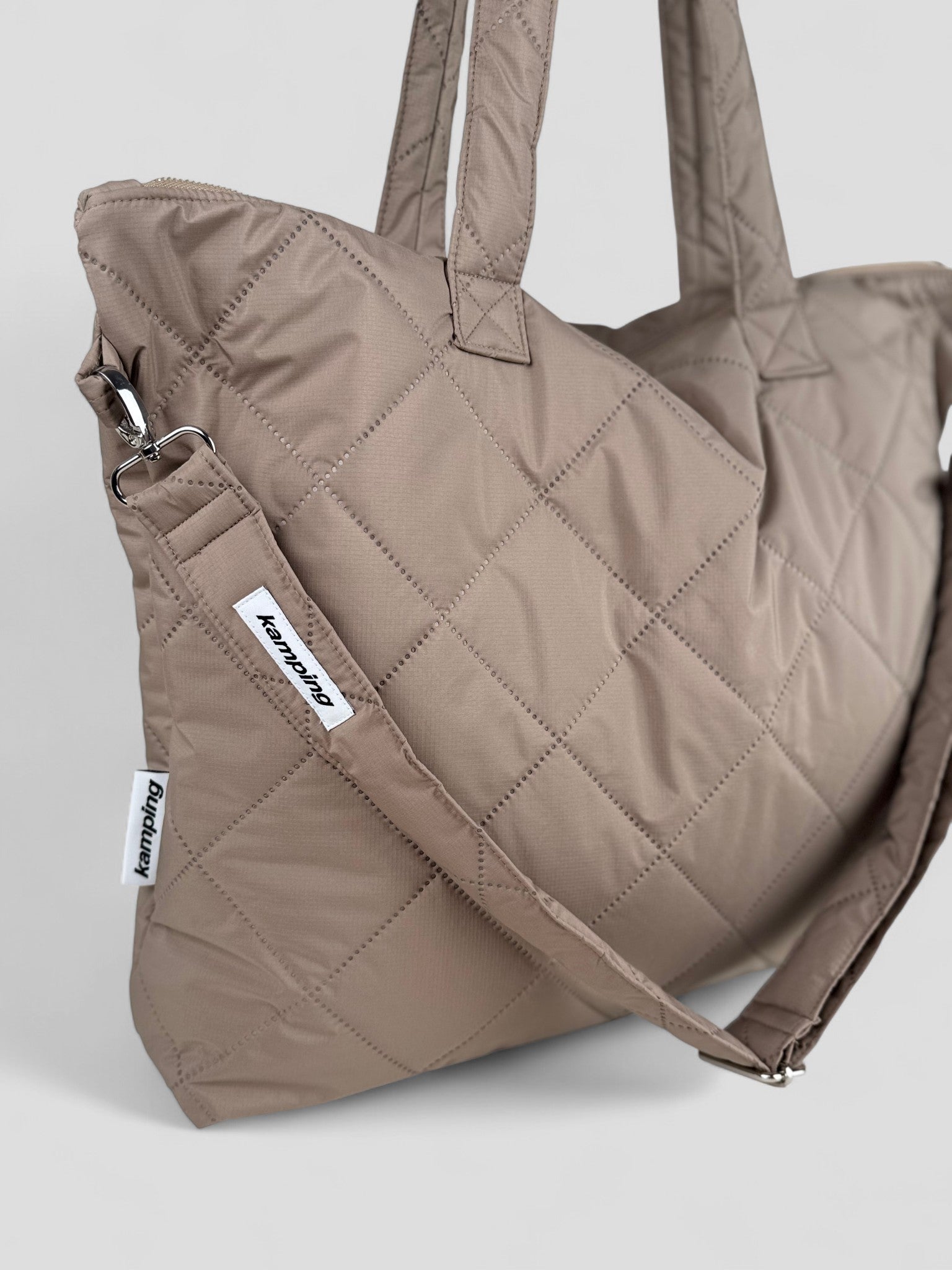 Kamping Studios Shopper beige, Produktfoto mit Schultergurt, Detail