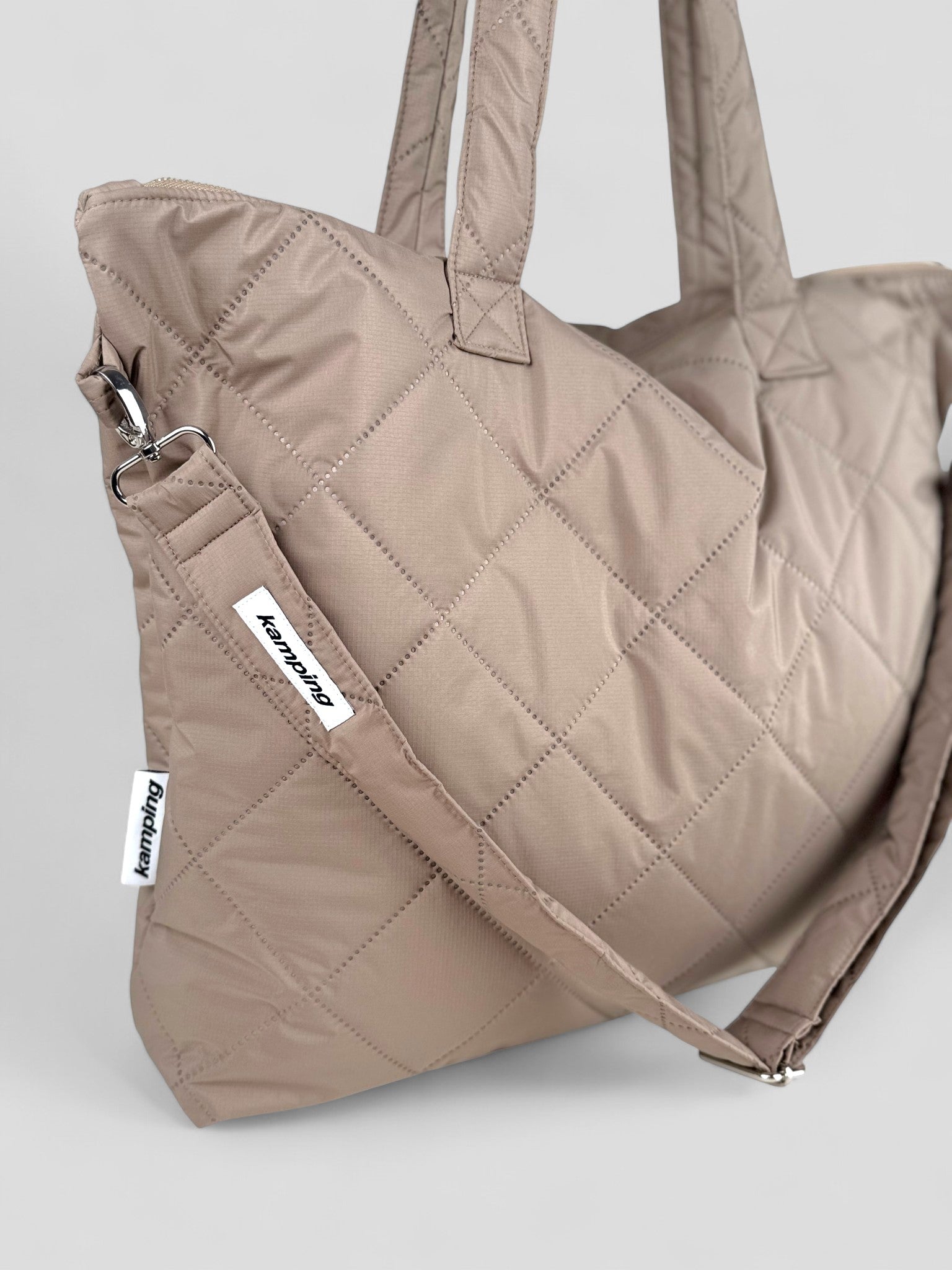 Kamping Studios Shopper beige, Produktfoto mit Schultergurt, Seitenansicht, Details