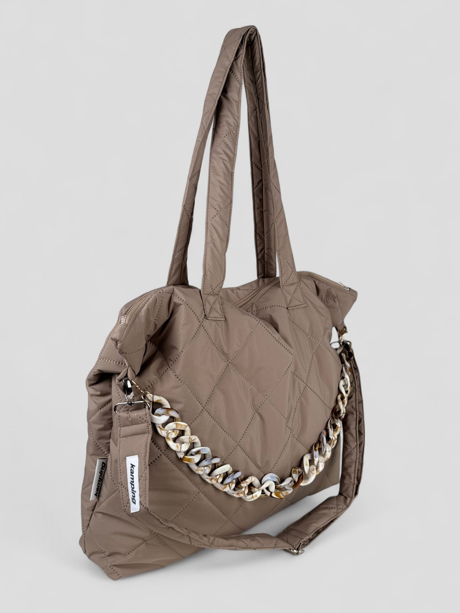 Kamping Studios Shopper beige, Produktfoto mit Schultergurt, Seitenansicht mit Kette